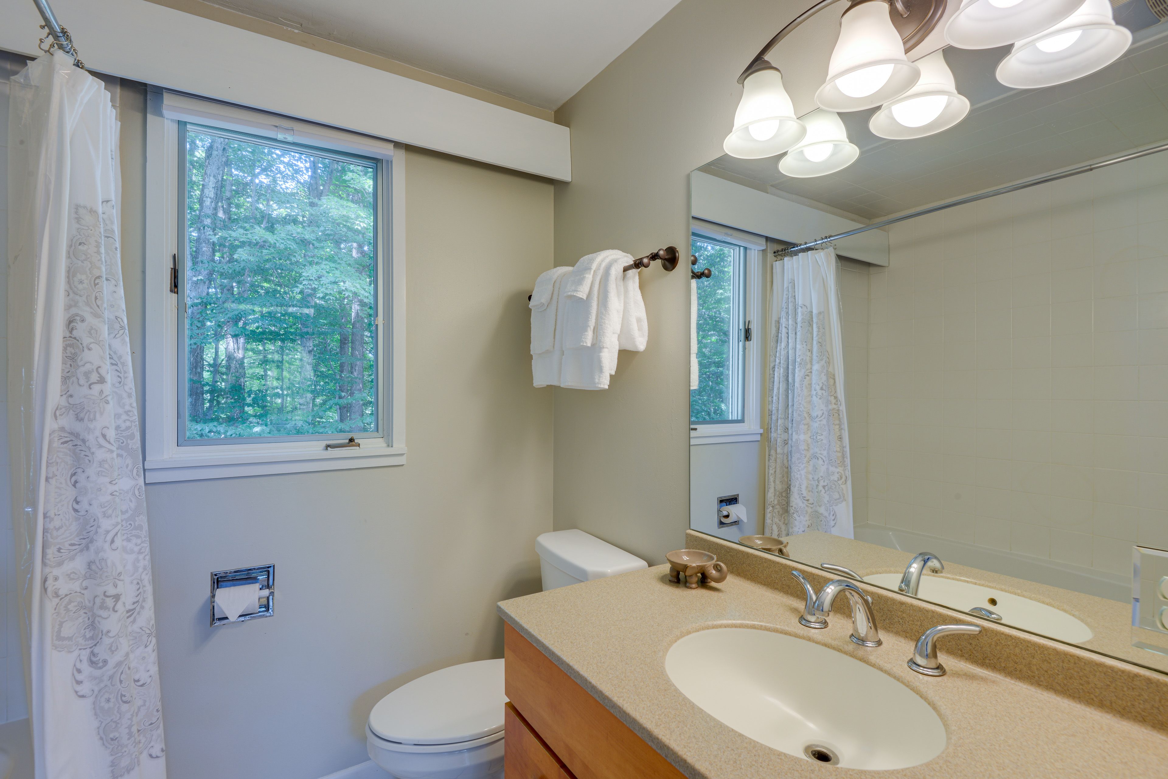 Full Bathroom | Complimentary Toiletries
