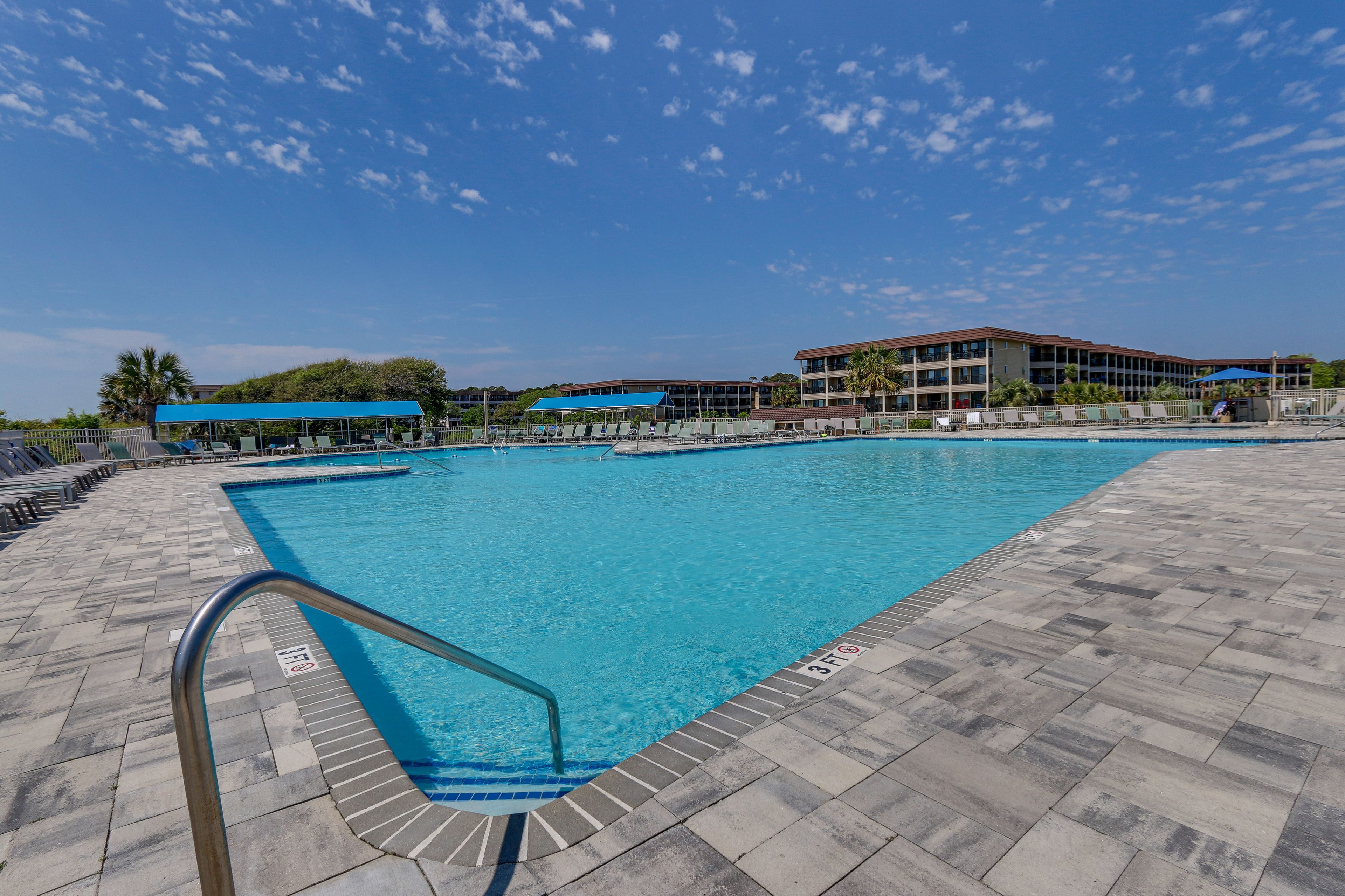 Community Amenities | Outdoor Pools