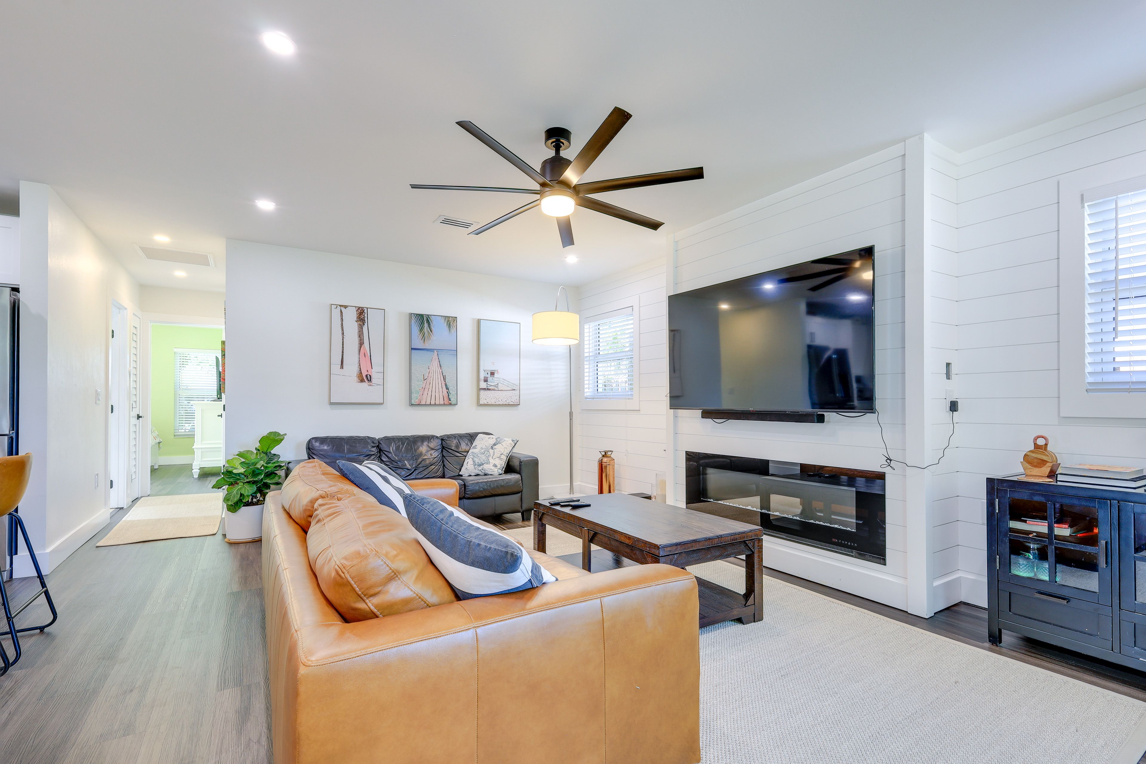 Living Room | Free WiFi | Smart TV | Home Theater System | Fireplace