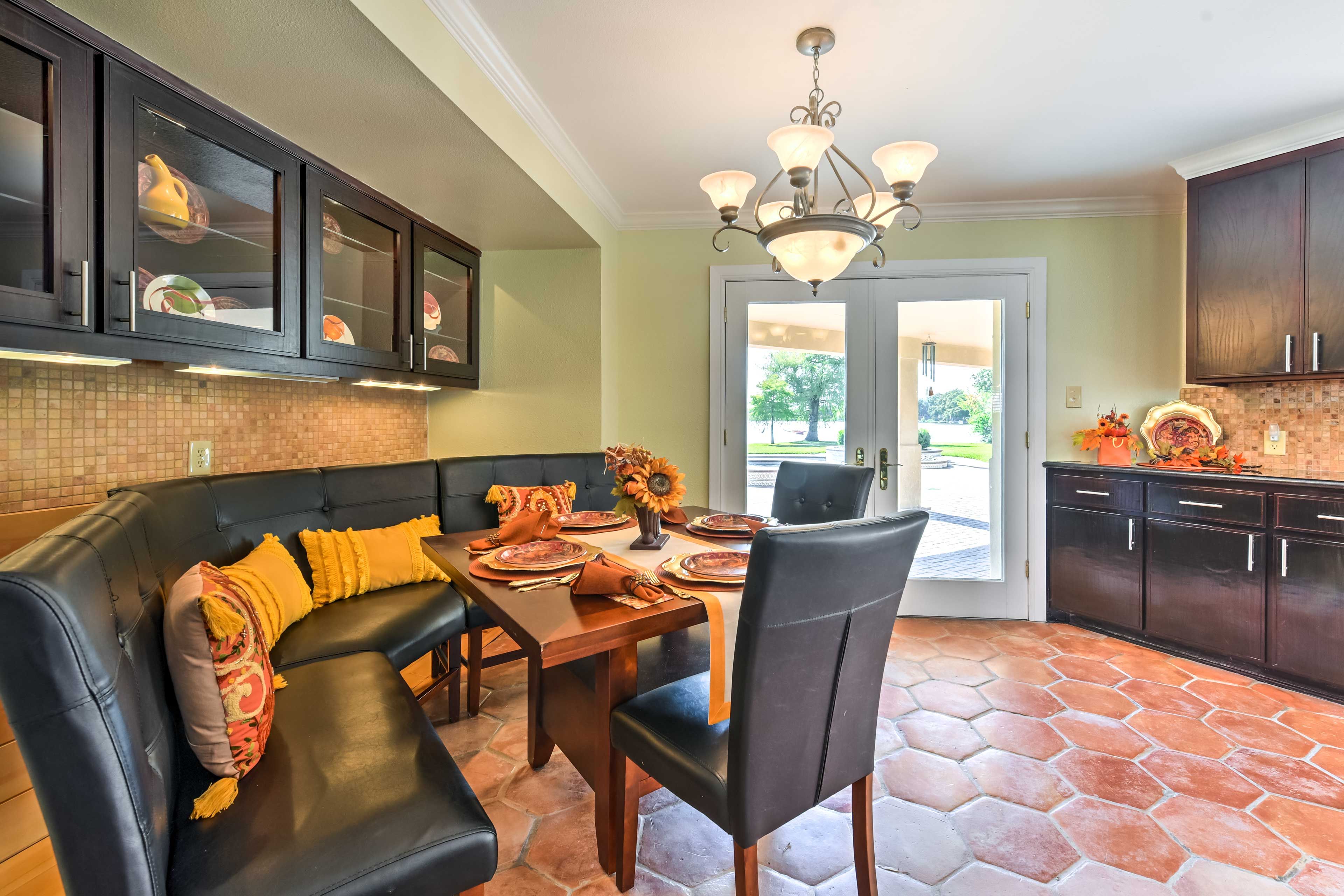 Dining Table | Dishware Provided