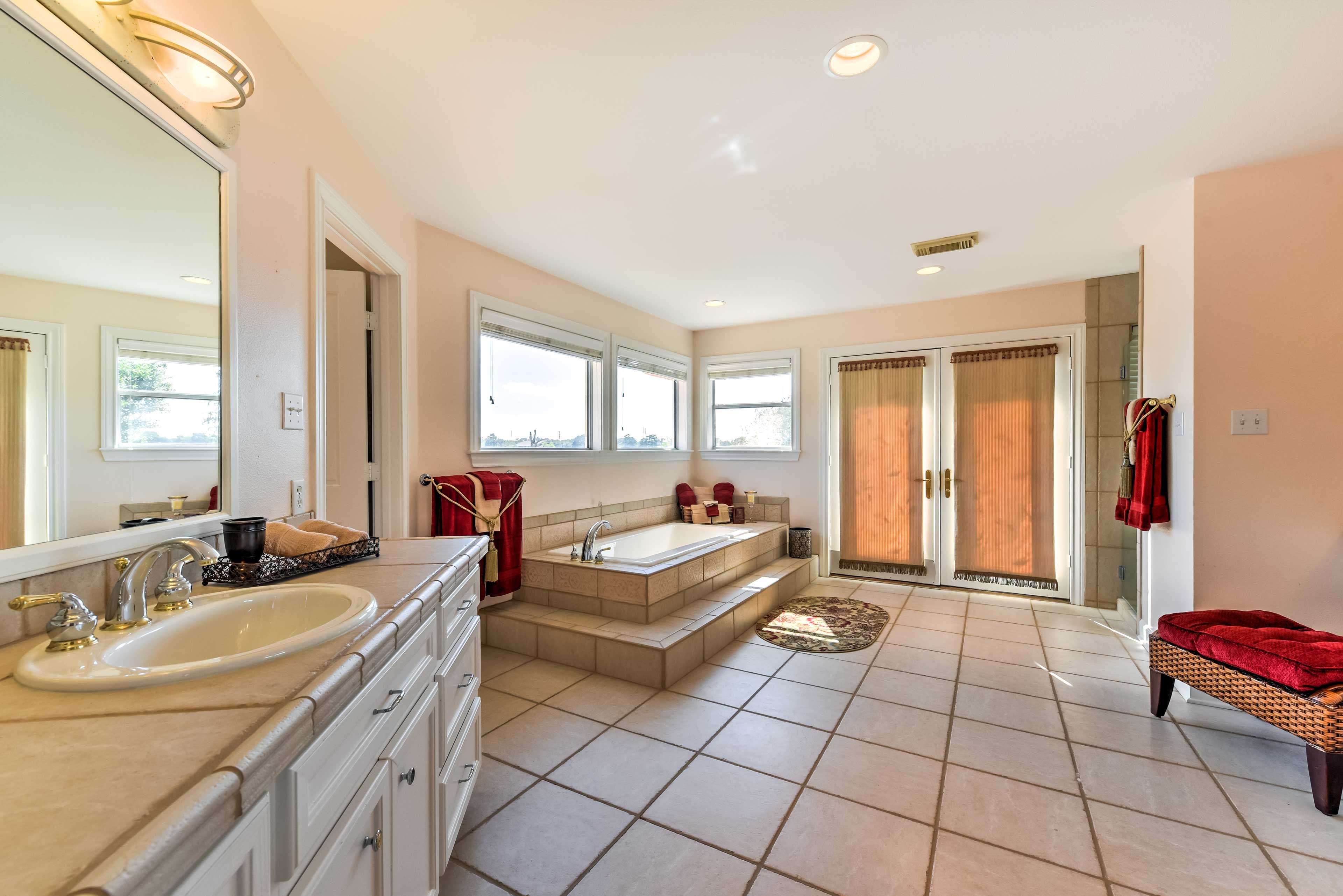Full Bathroom | Towels Provided