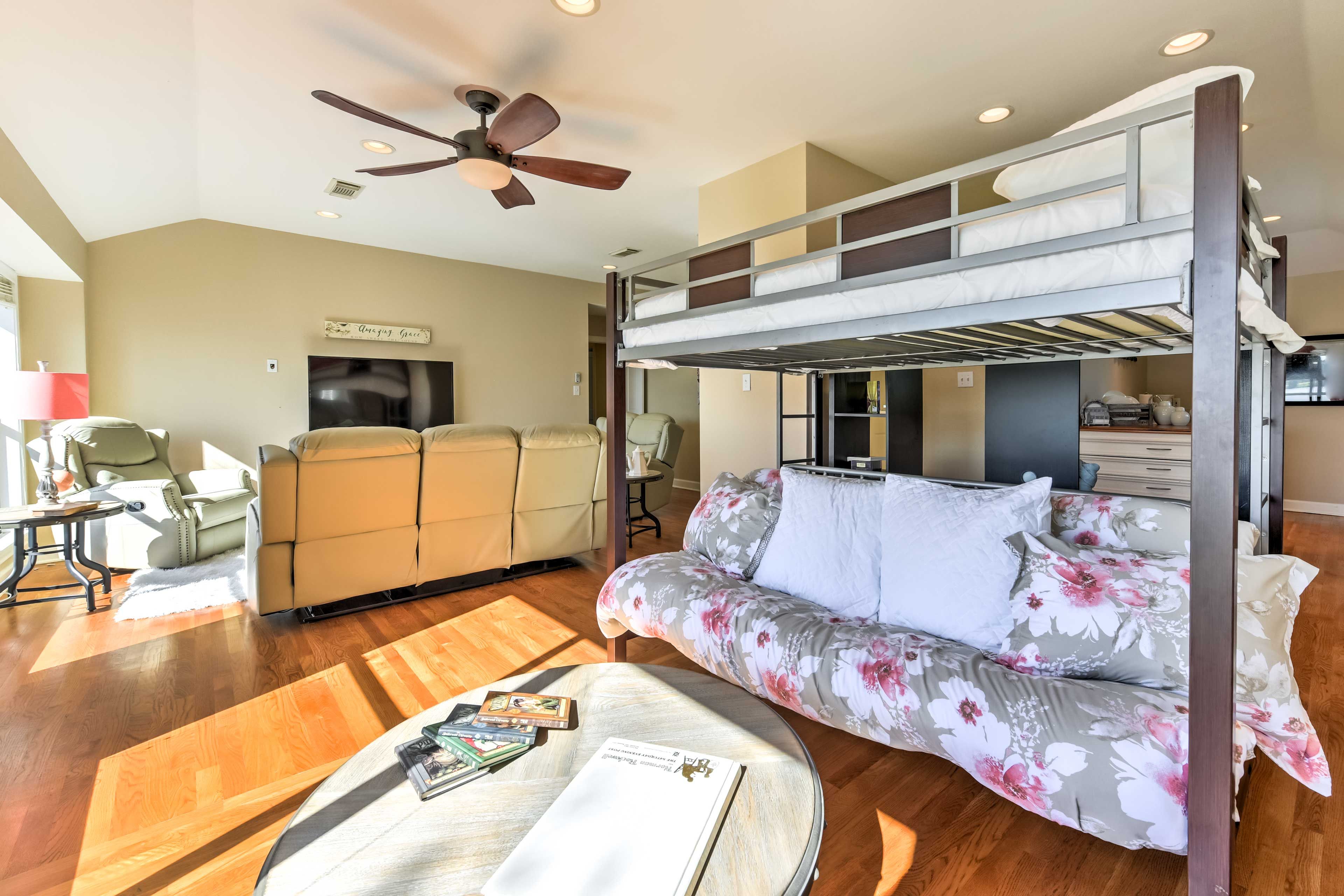 Bedroom 5 | Twin/Queen Futon Bunk Bed