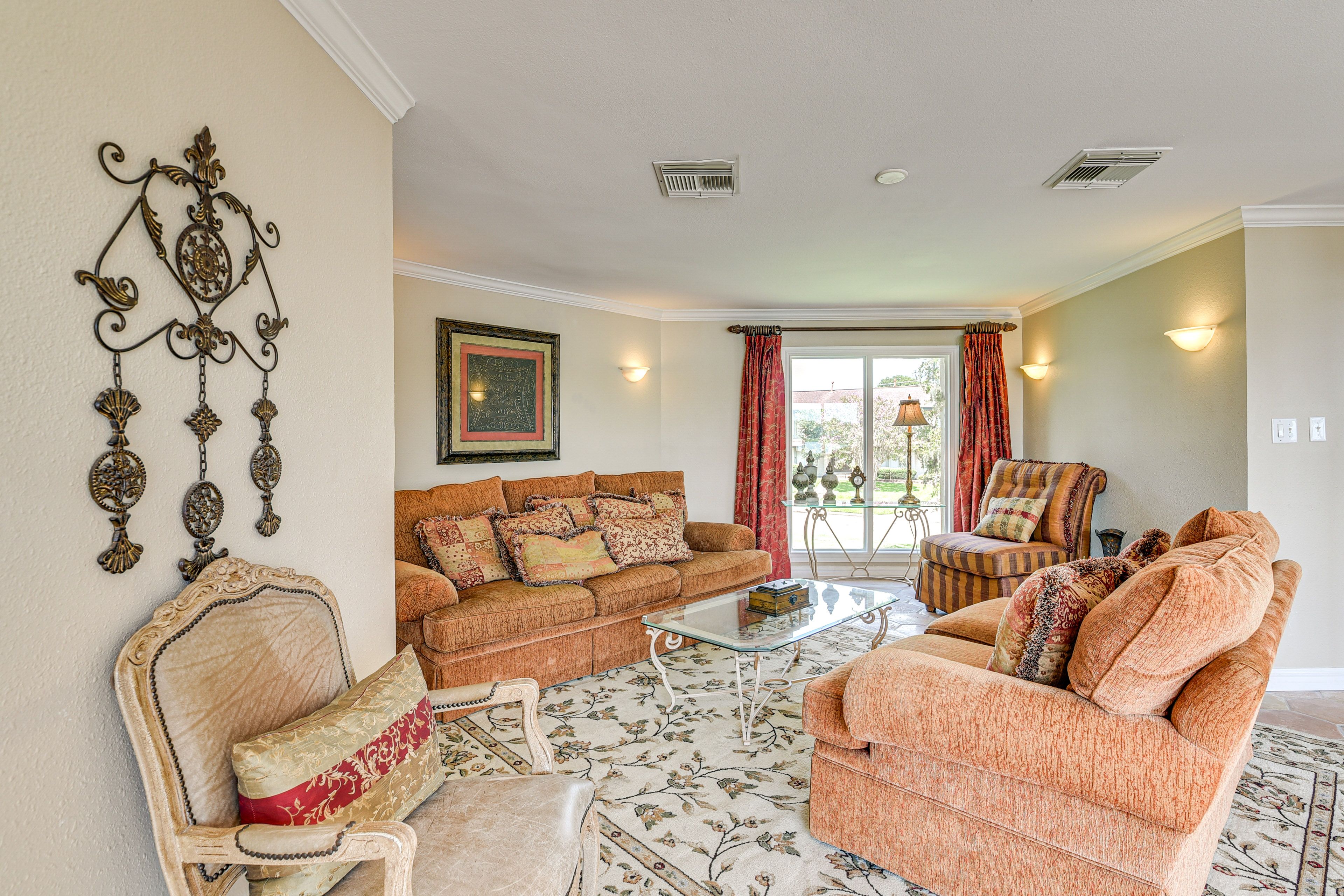 Living Room | Free WiFi | Sleeper Sofa