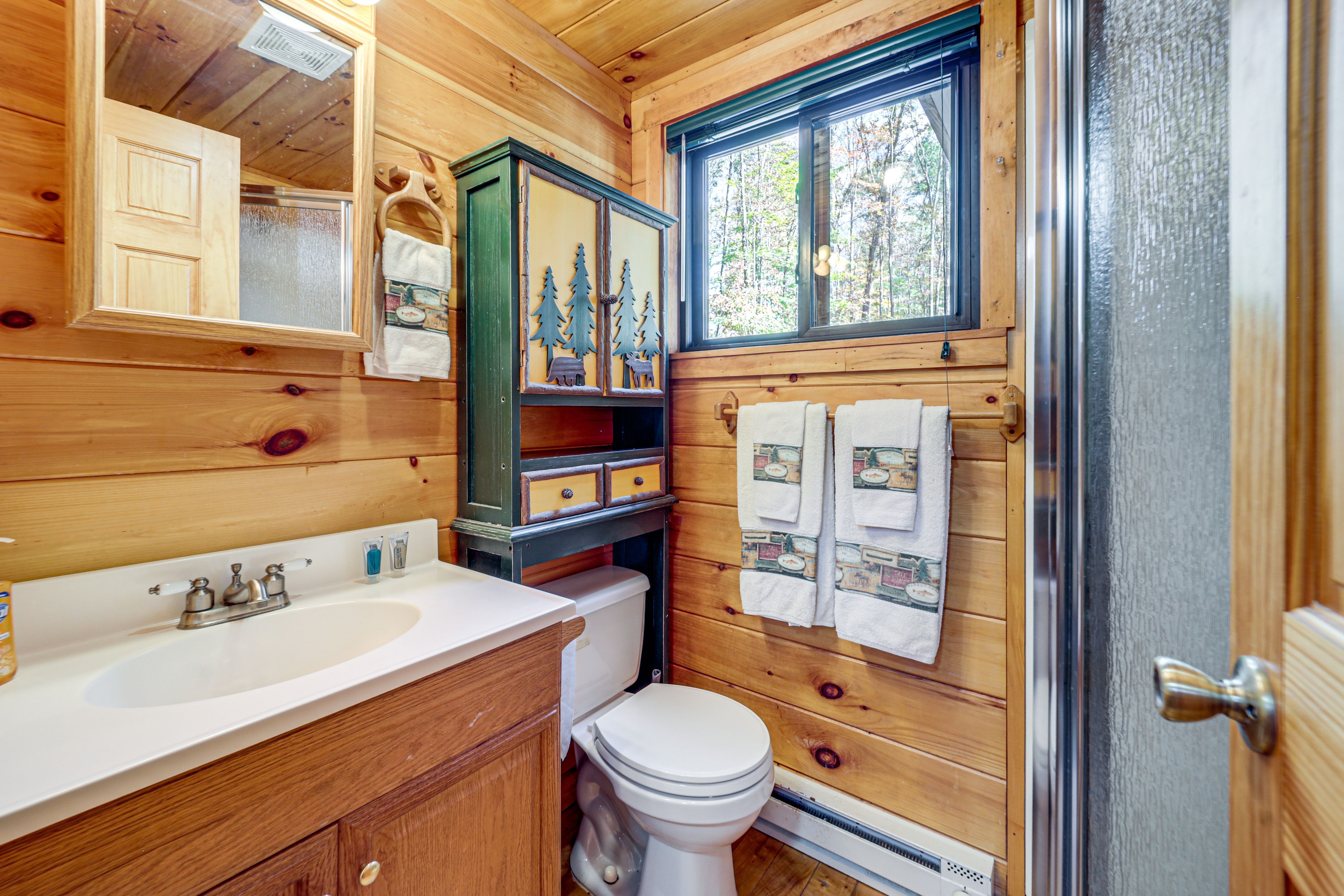 Full Bathroom | Towels Provided | Toiletries/Essentials Provided