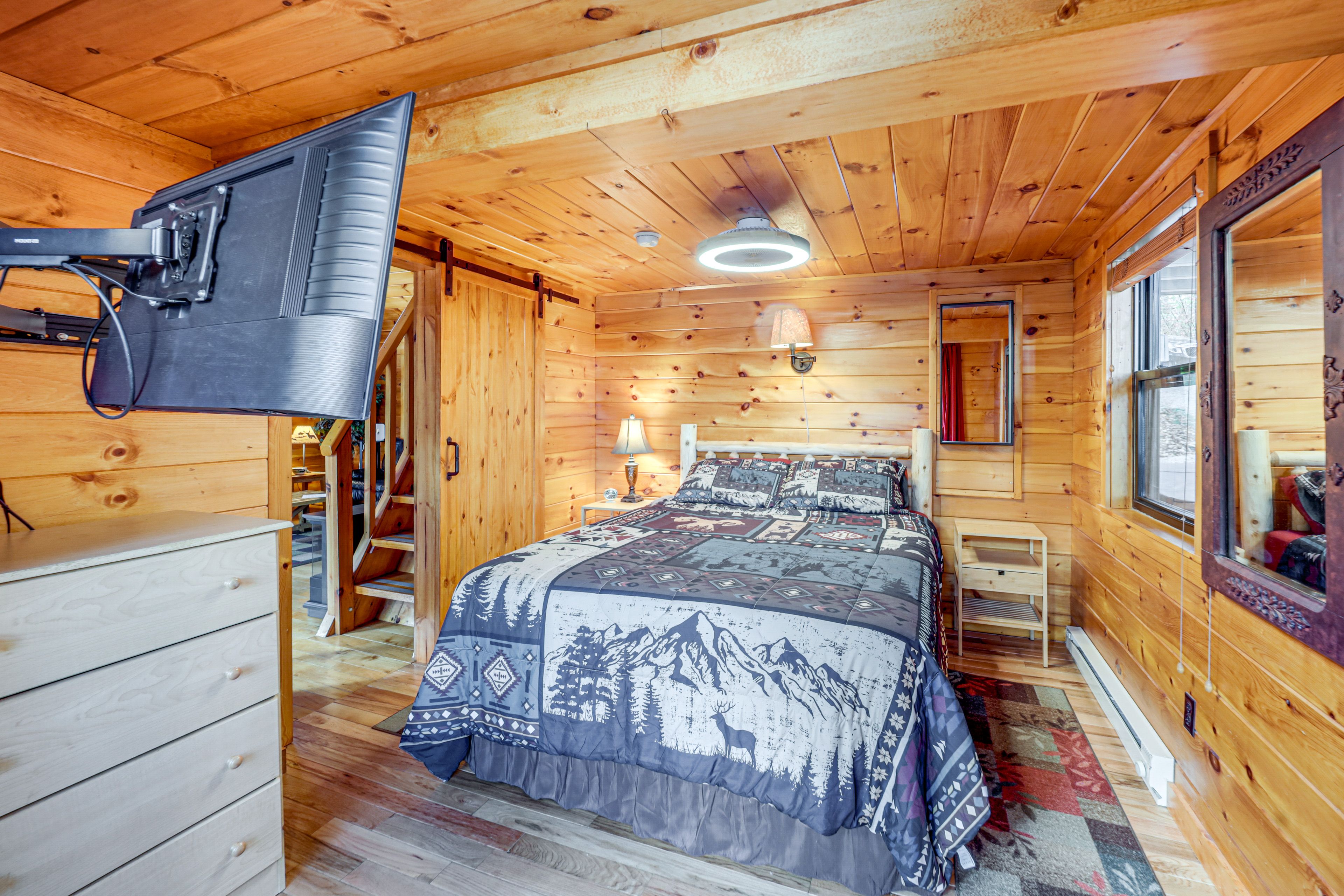 Bedroom 1 | Queen Bed | Smart TV | Linens Provided