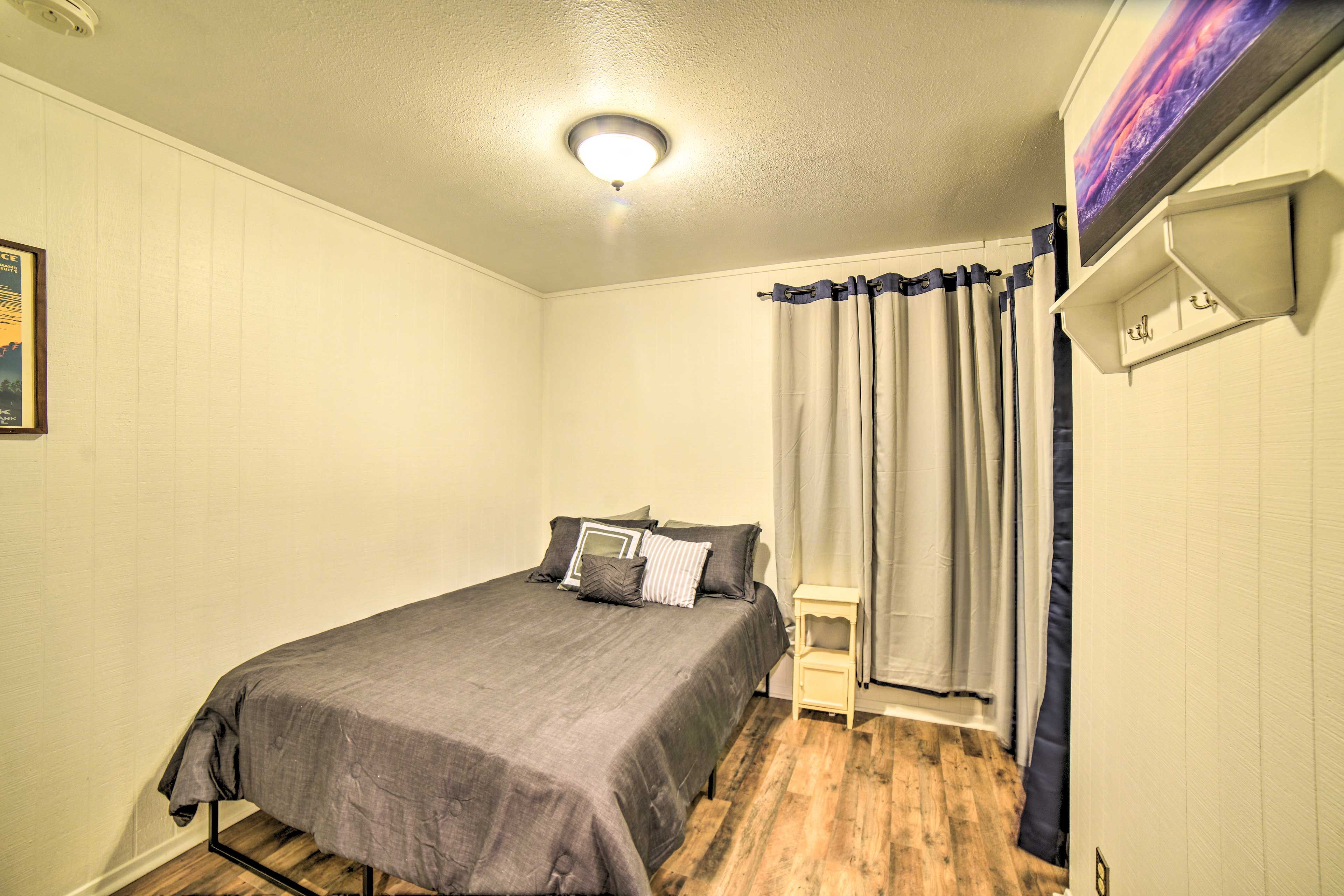 Bedroom 2 | Queen Bed