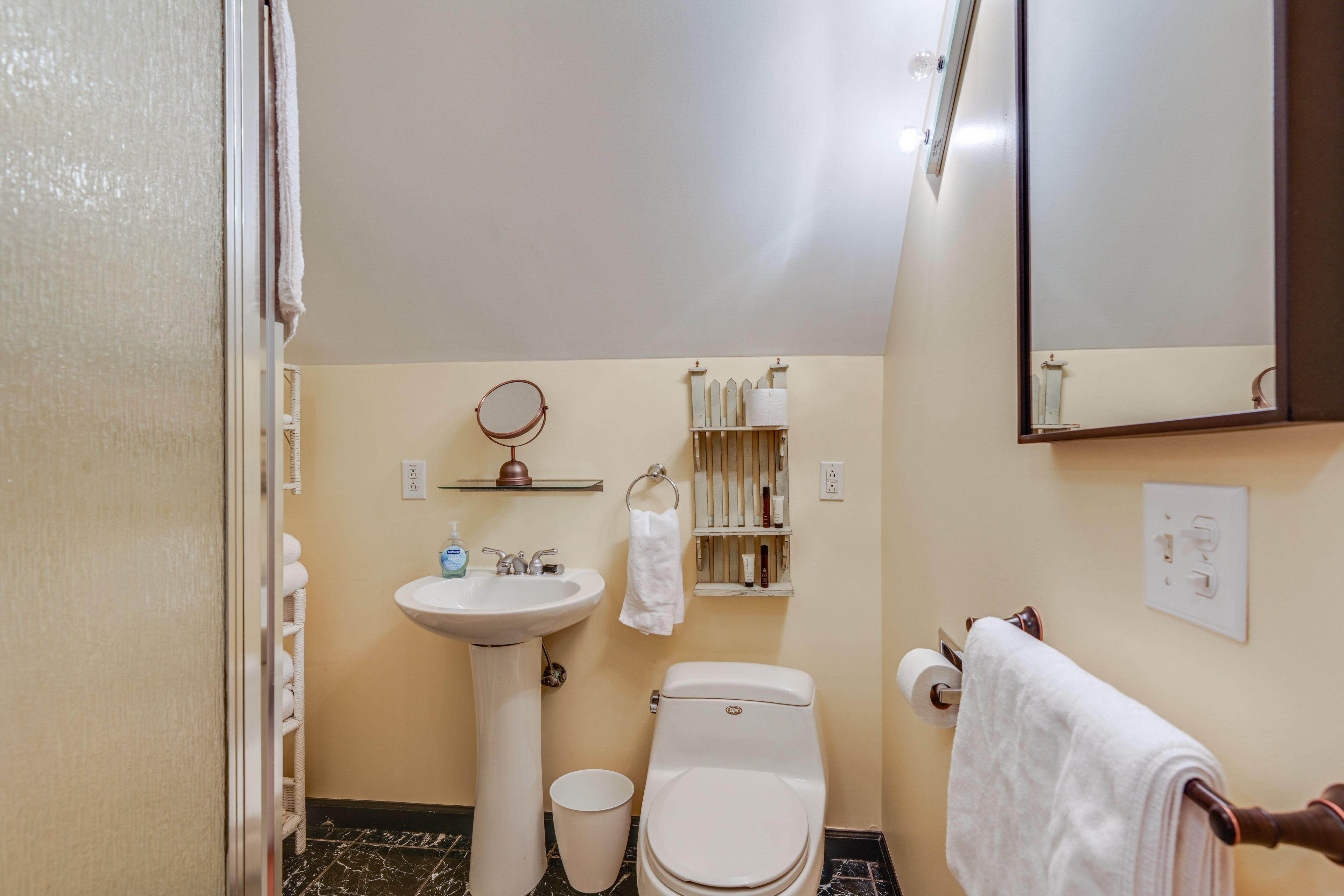 Full Bathroom | Towels Provided