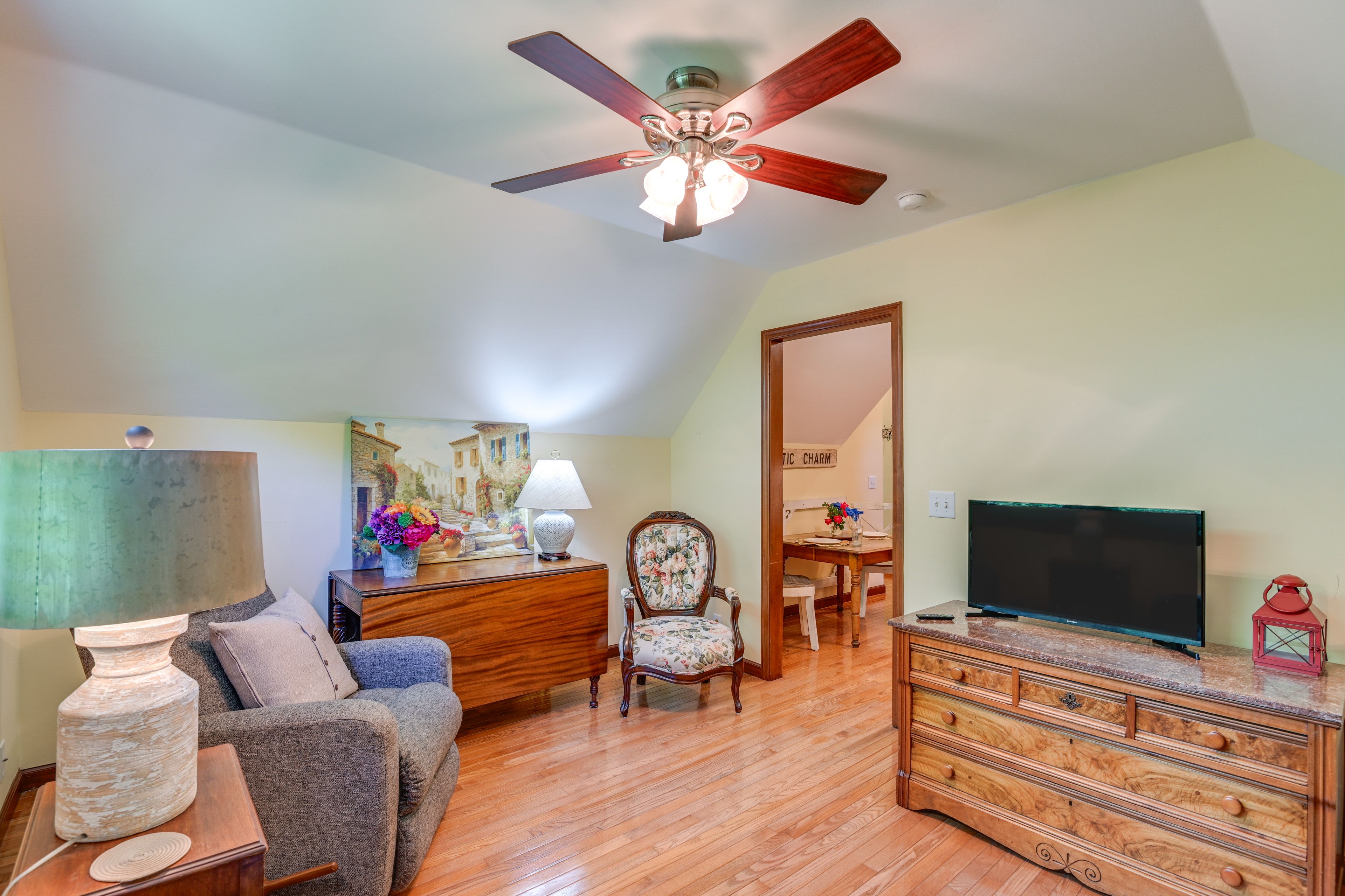 Living Room | Free WiFi | Smart TV