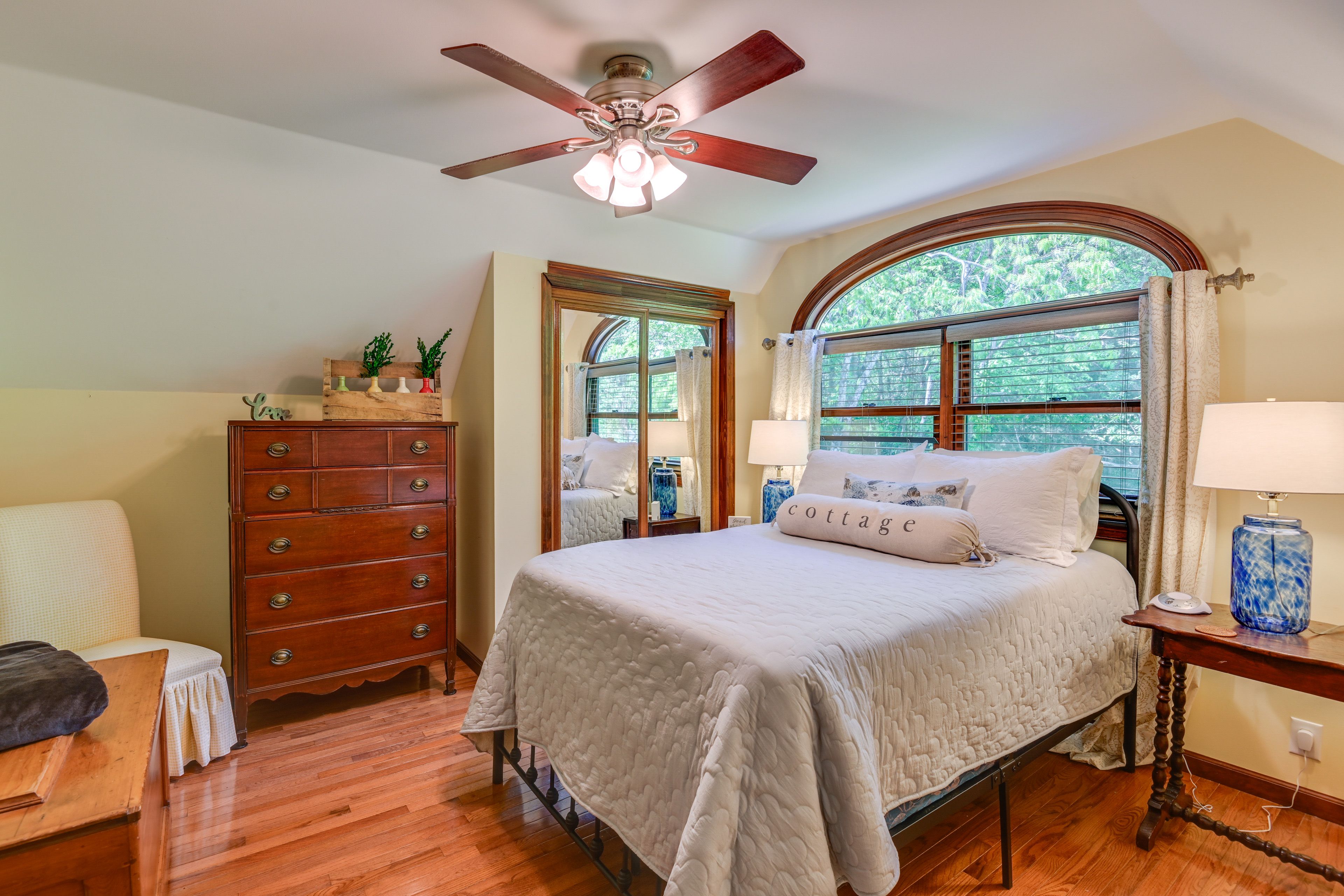 Bedroom | Full Bed | Linens Provided