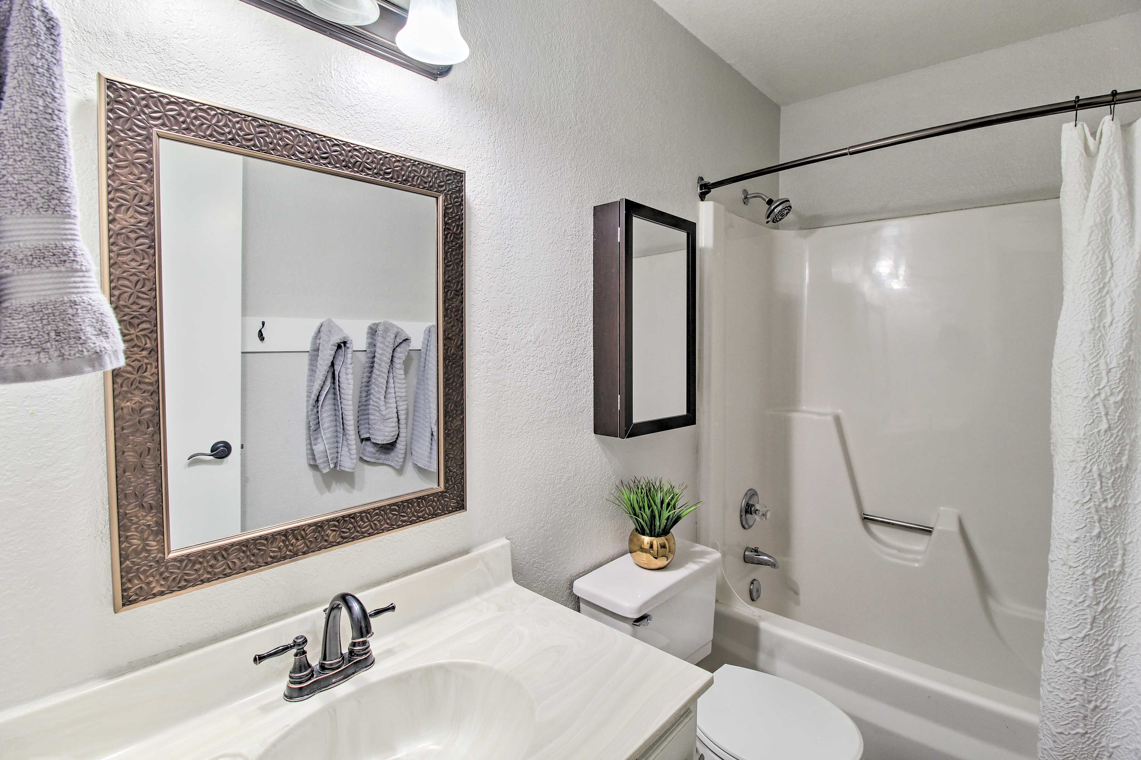 Full Bathroom 2 | Towels Provided