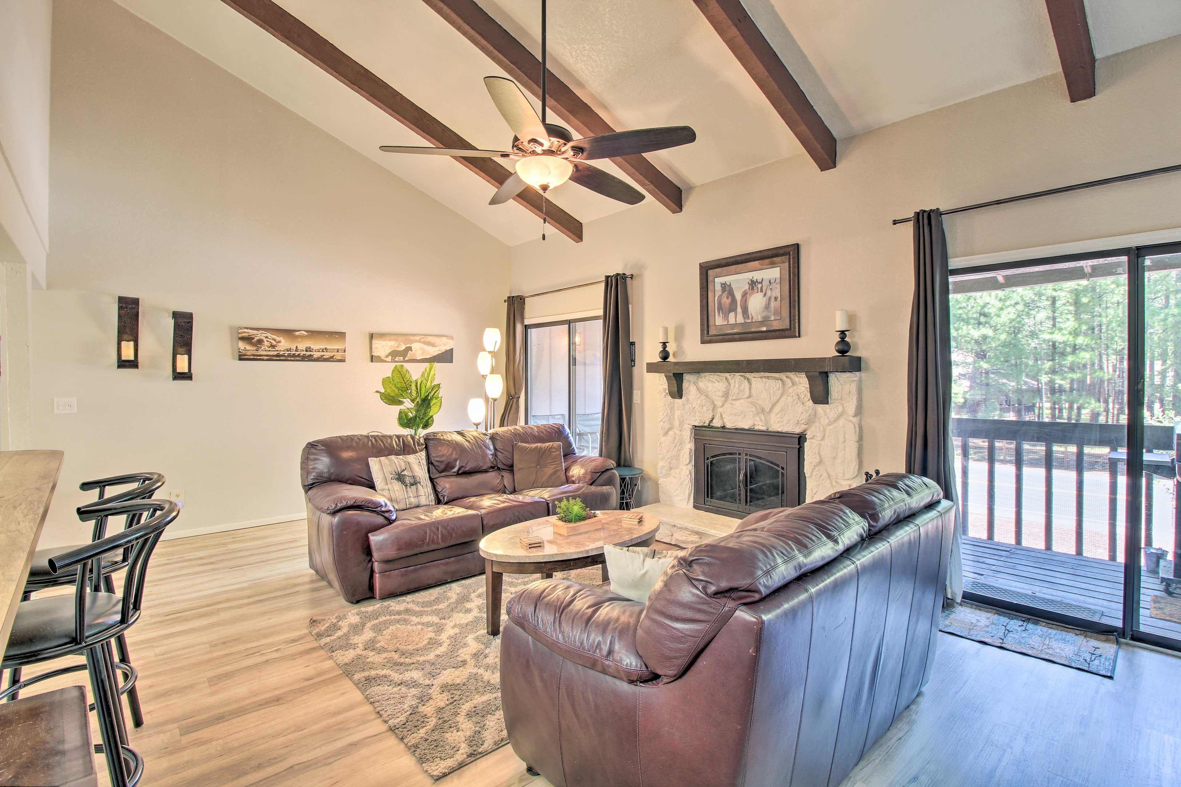 Living Room | Cable TV | Free WiFi