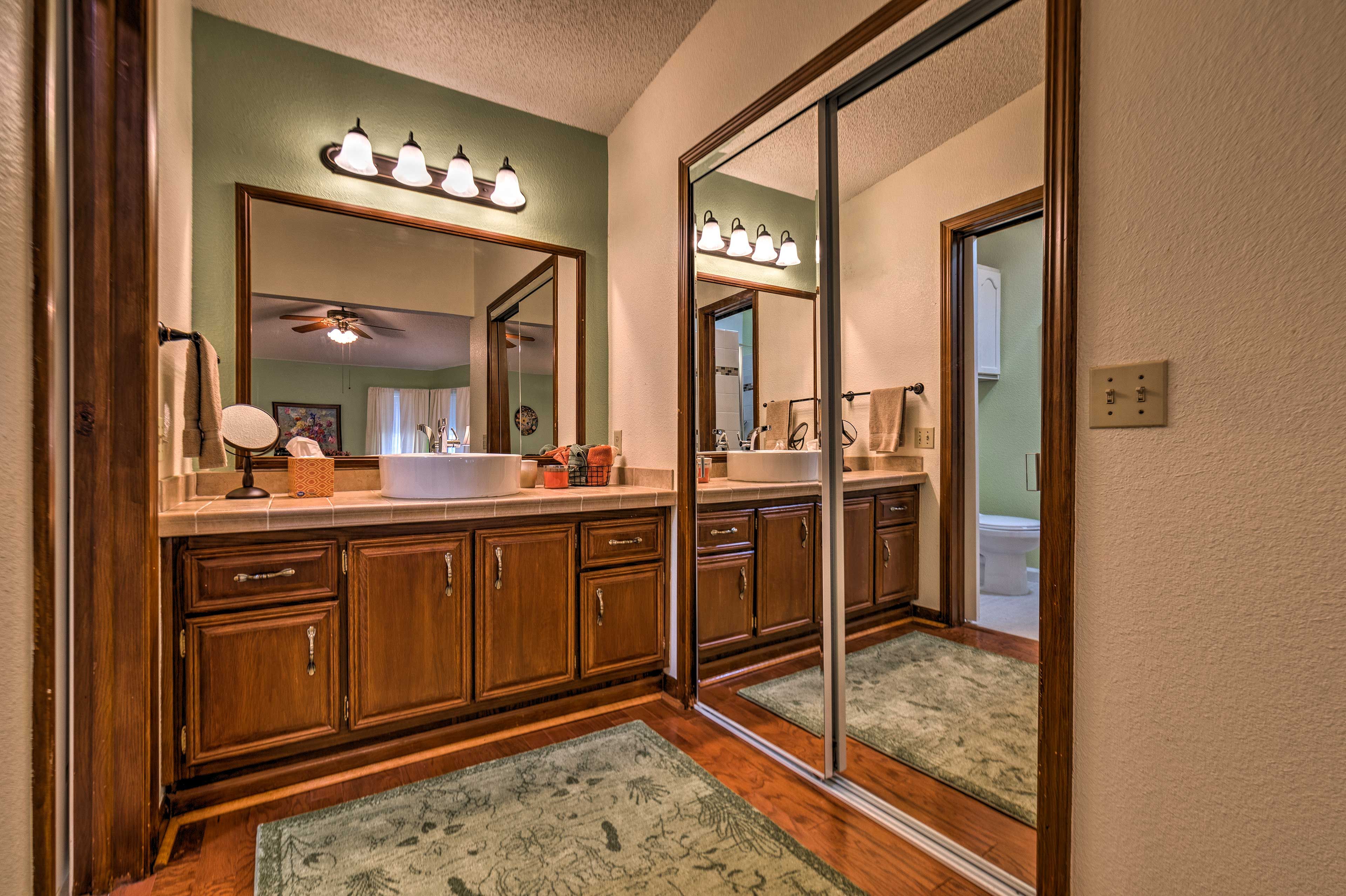 Full Bathroom | Linens & Towels Provided