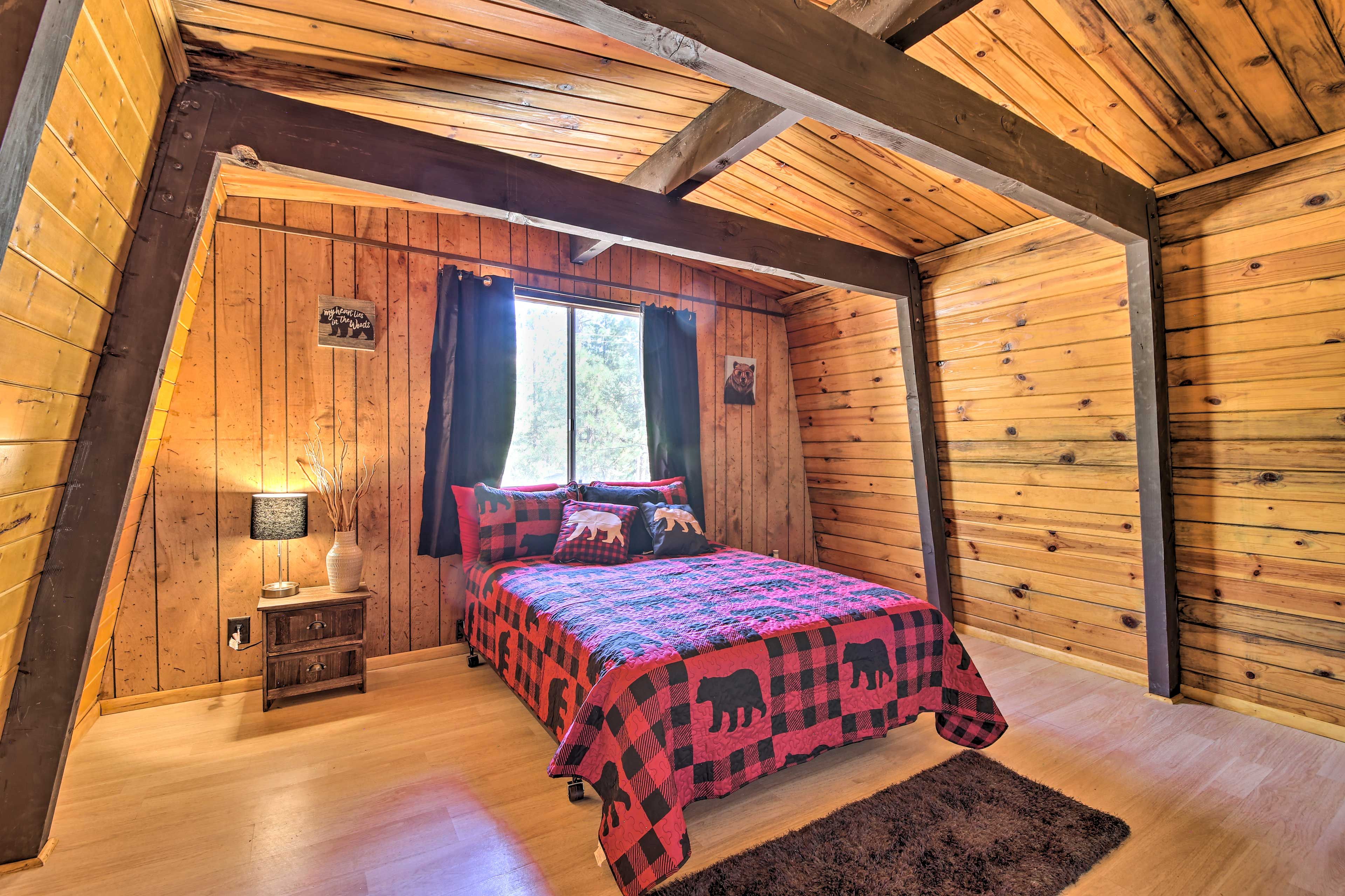 Bedroom 1 | Queen Bed