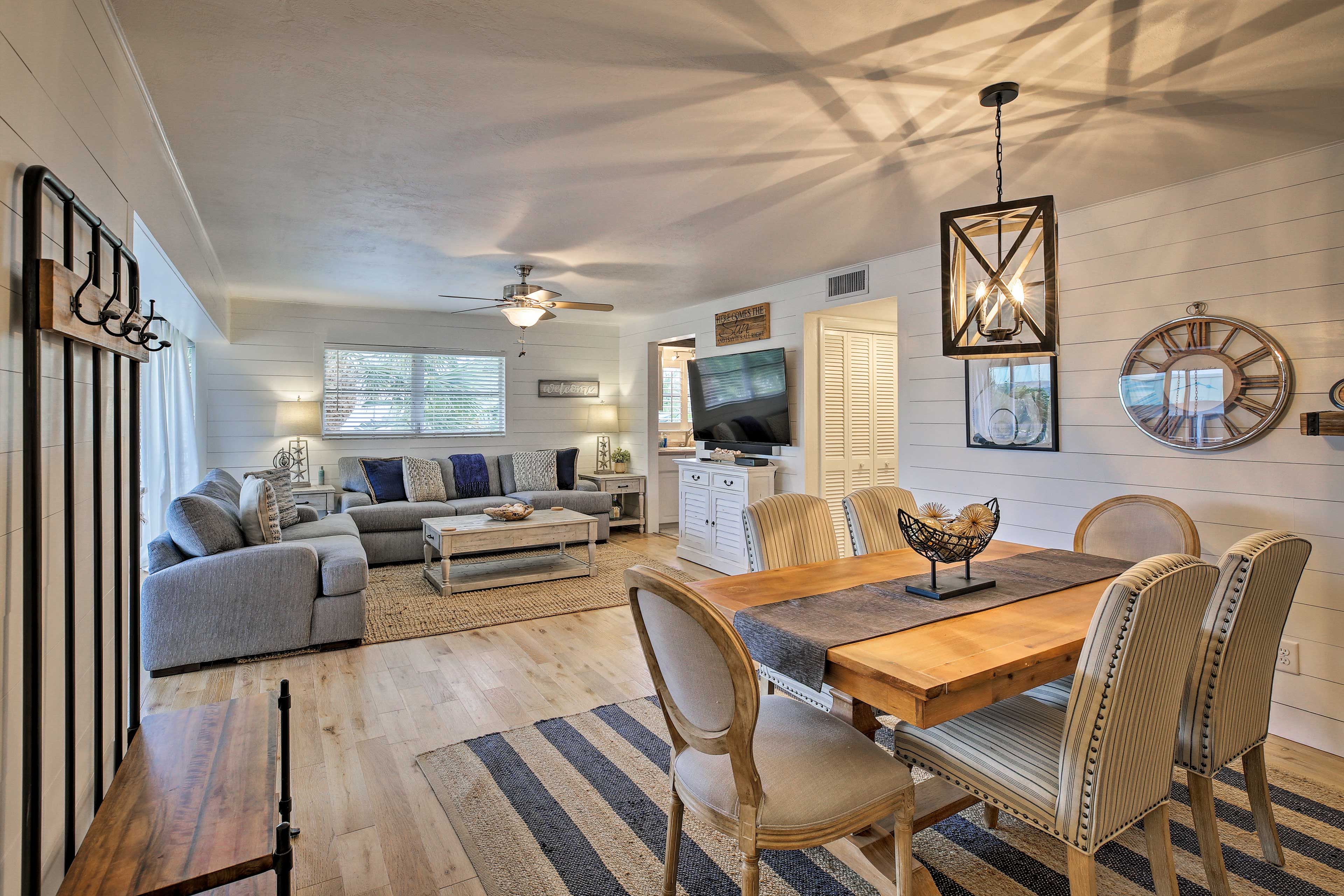 Dining Area | Dishware/Flatware Provided