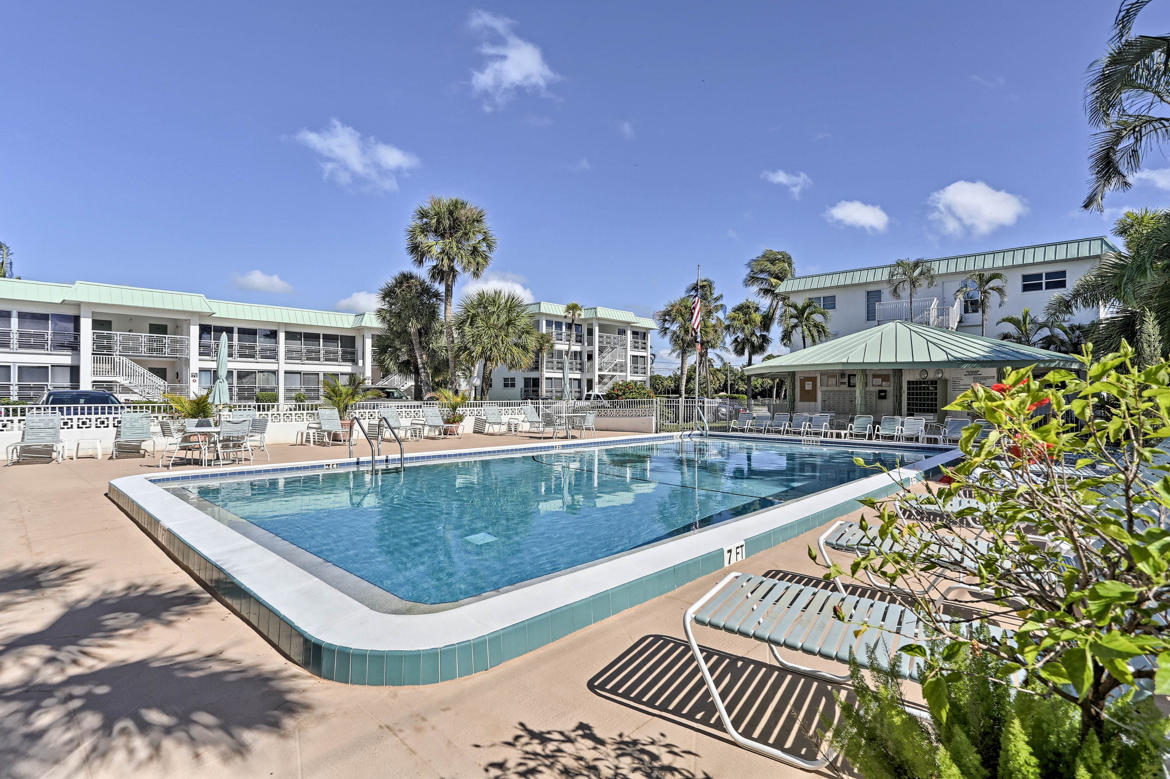 Community Amenities | Pool
