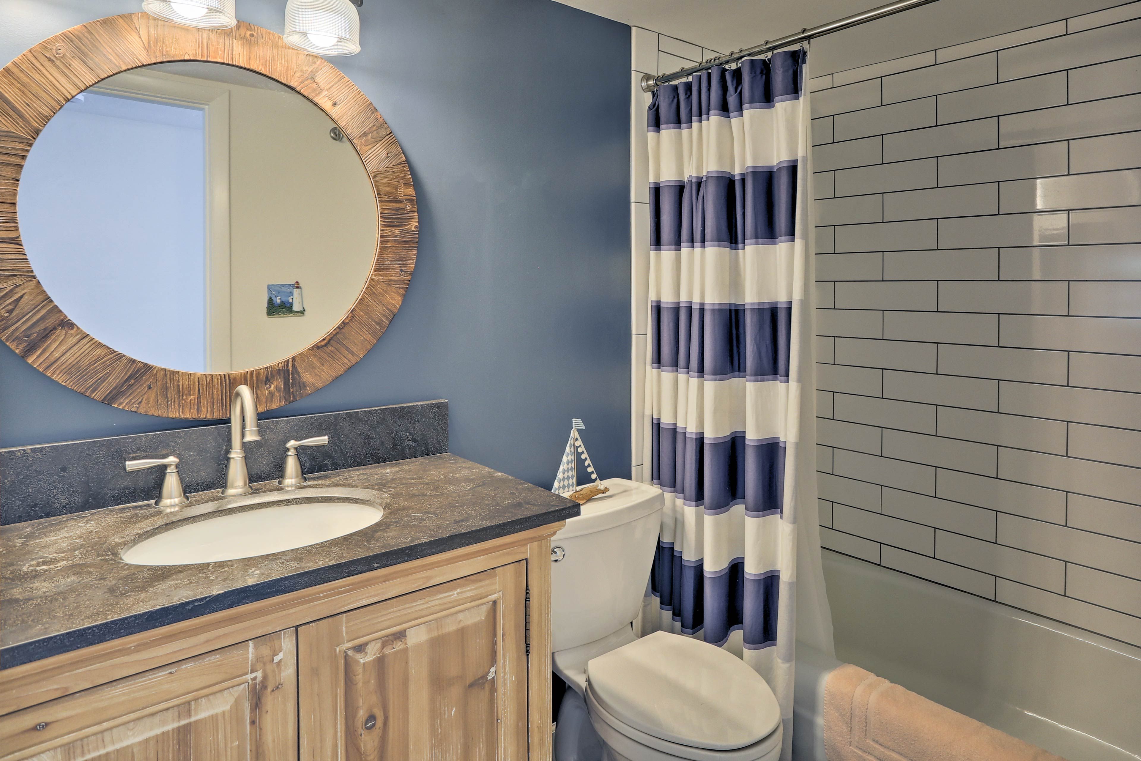 Full Bathroom | Towels Provided