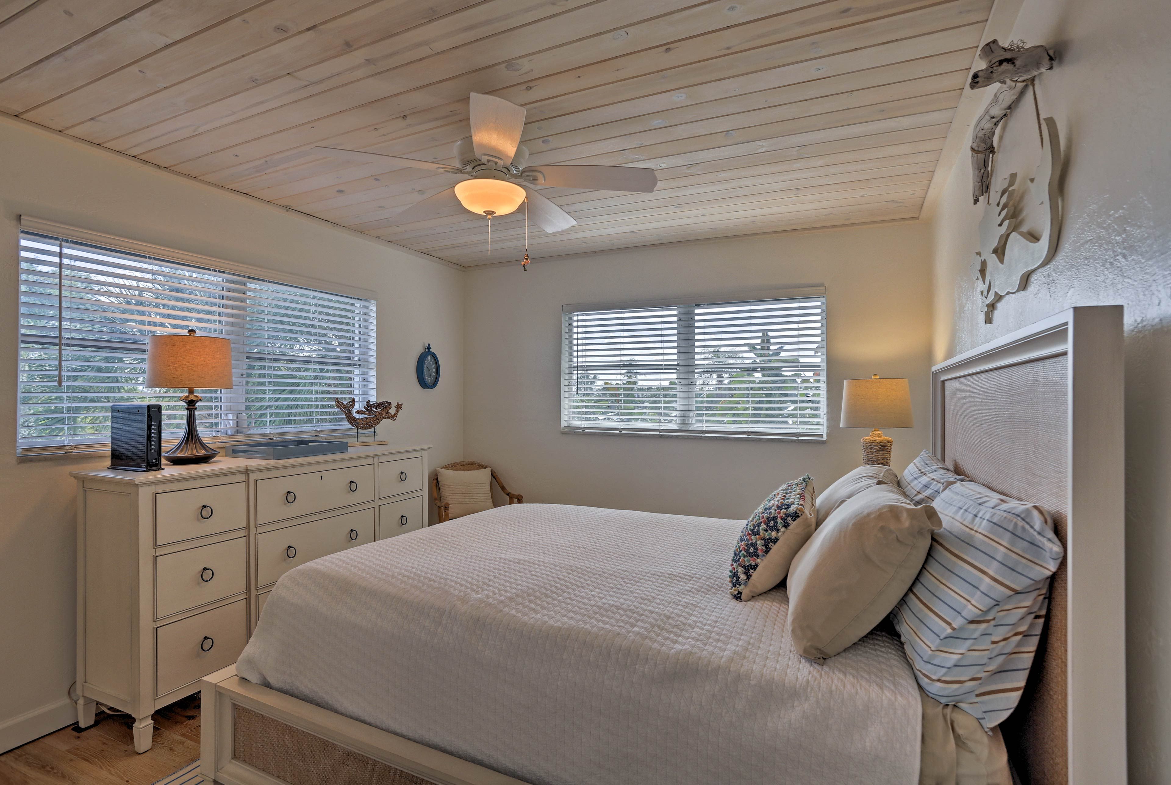 Bedroom 2 | Queen Bed