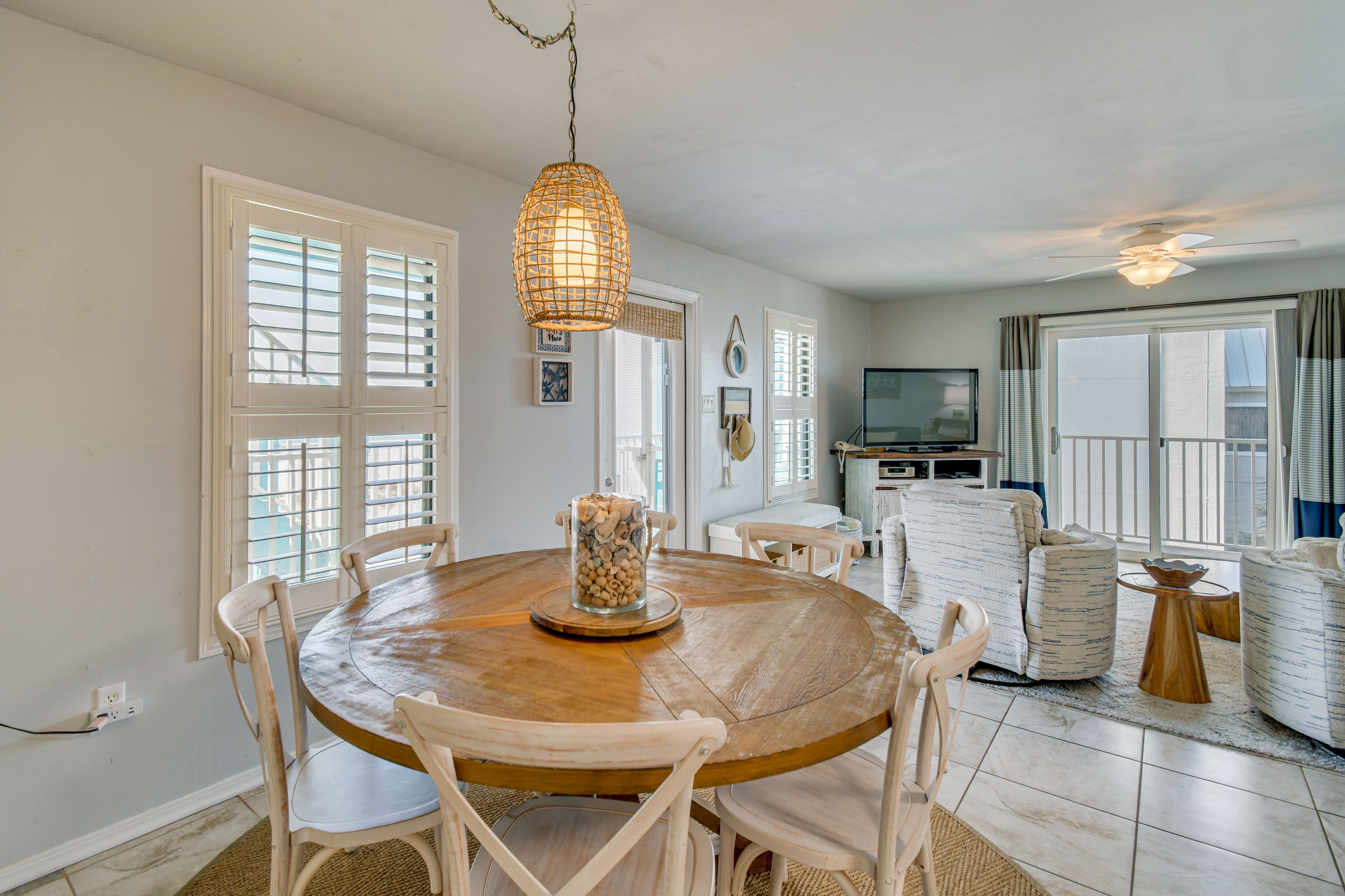 Dining Area | Dishware/Flatware Provided