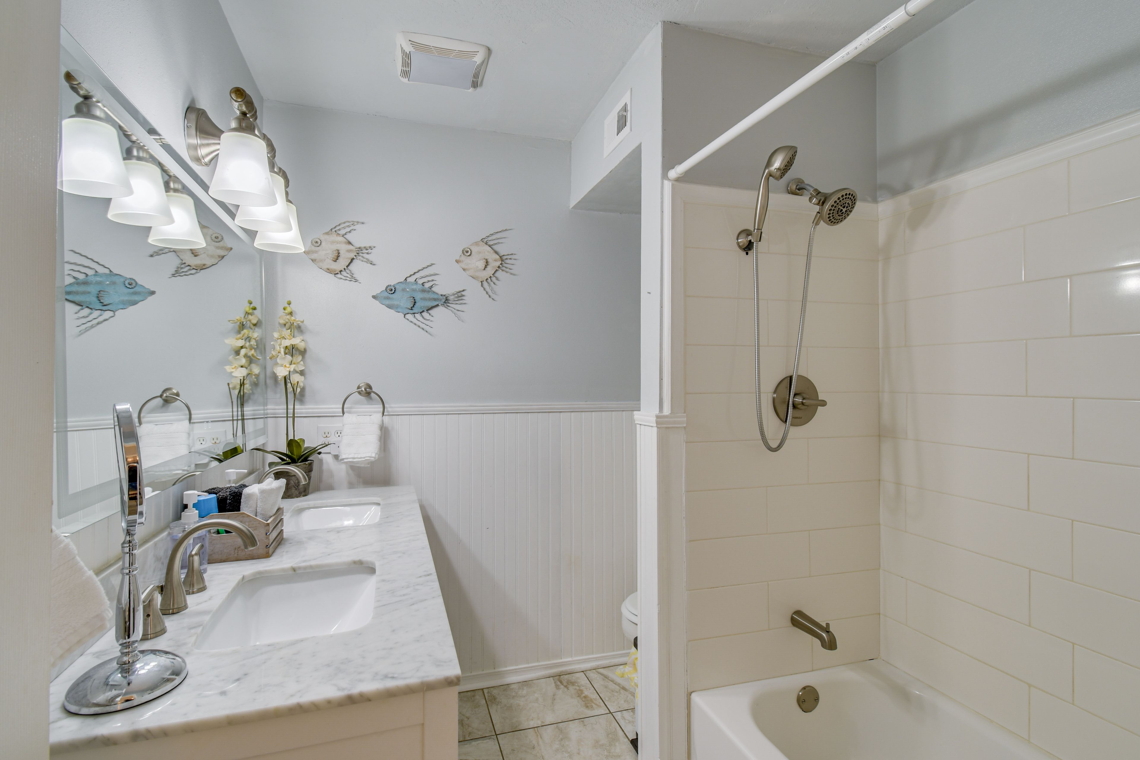 Full Bathroom | Toiletries Provided