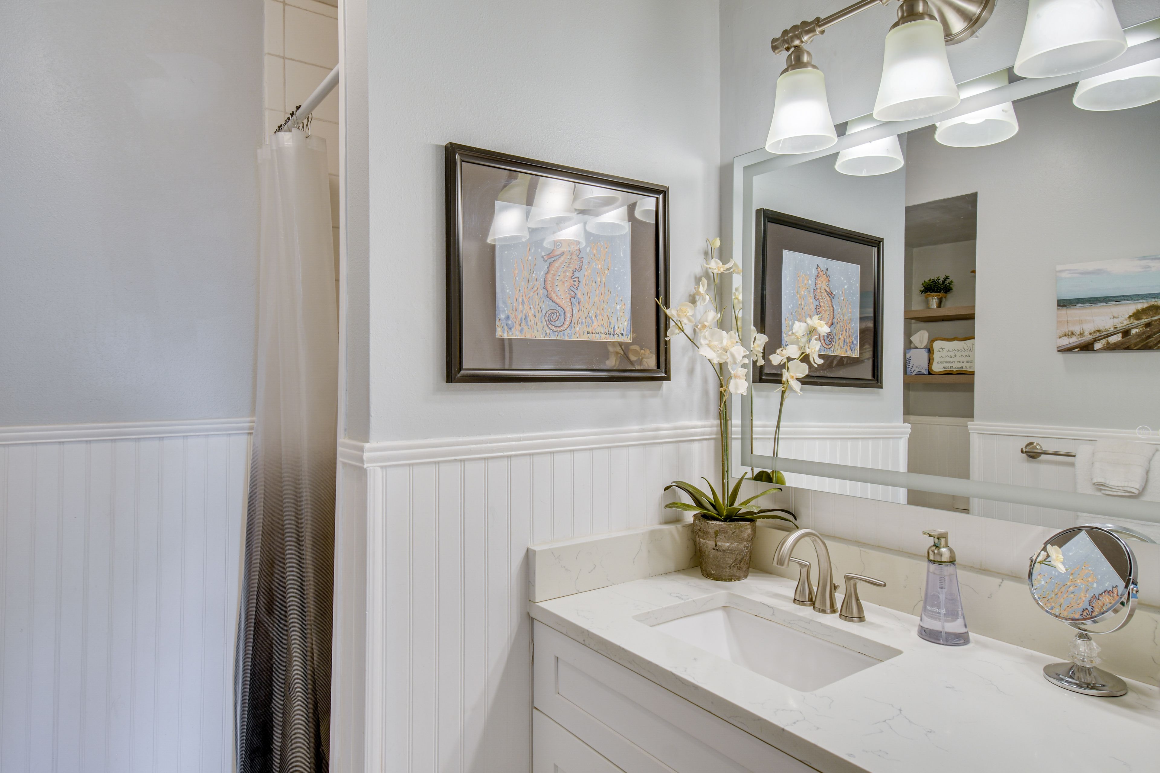 Full Bathroom | Towels Provided