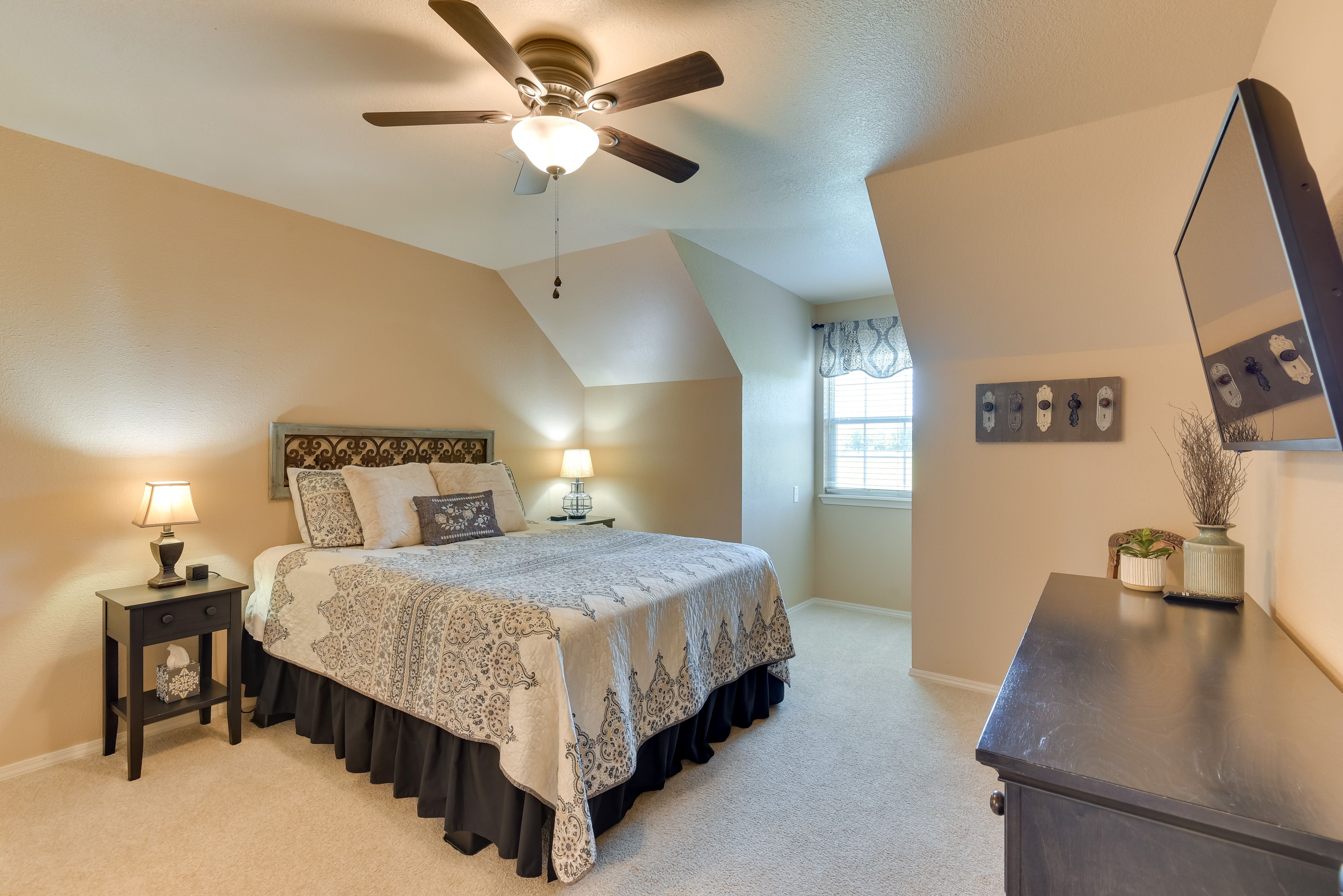 Bedroom 4 | Queen Bed | En-Suite Jack & Jill Bathroom
