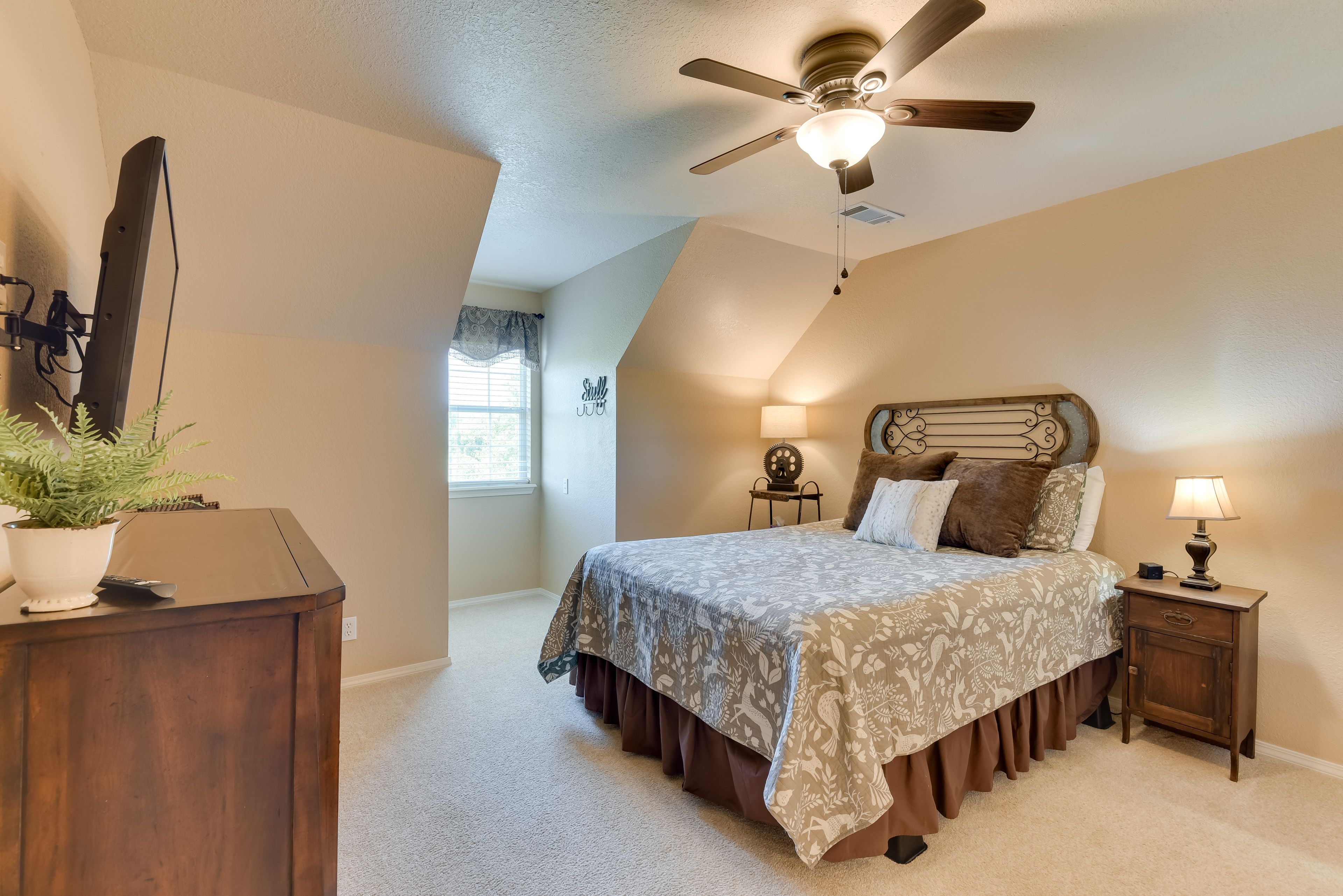 Bedroom 2 | Queen Bed | En-Suite Jack & Jill Bathroom