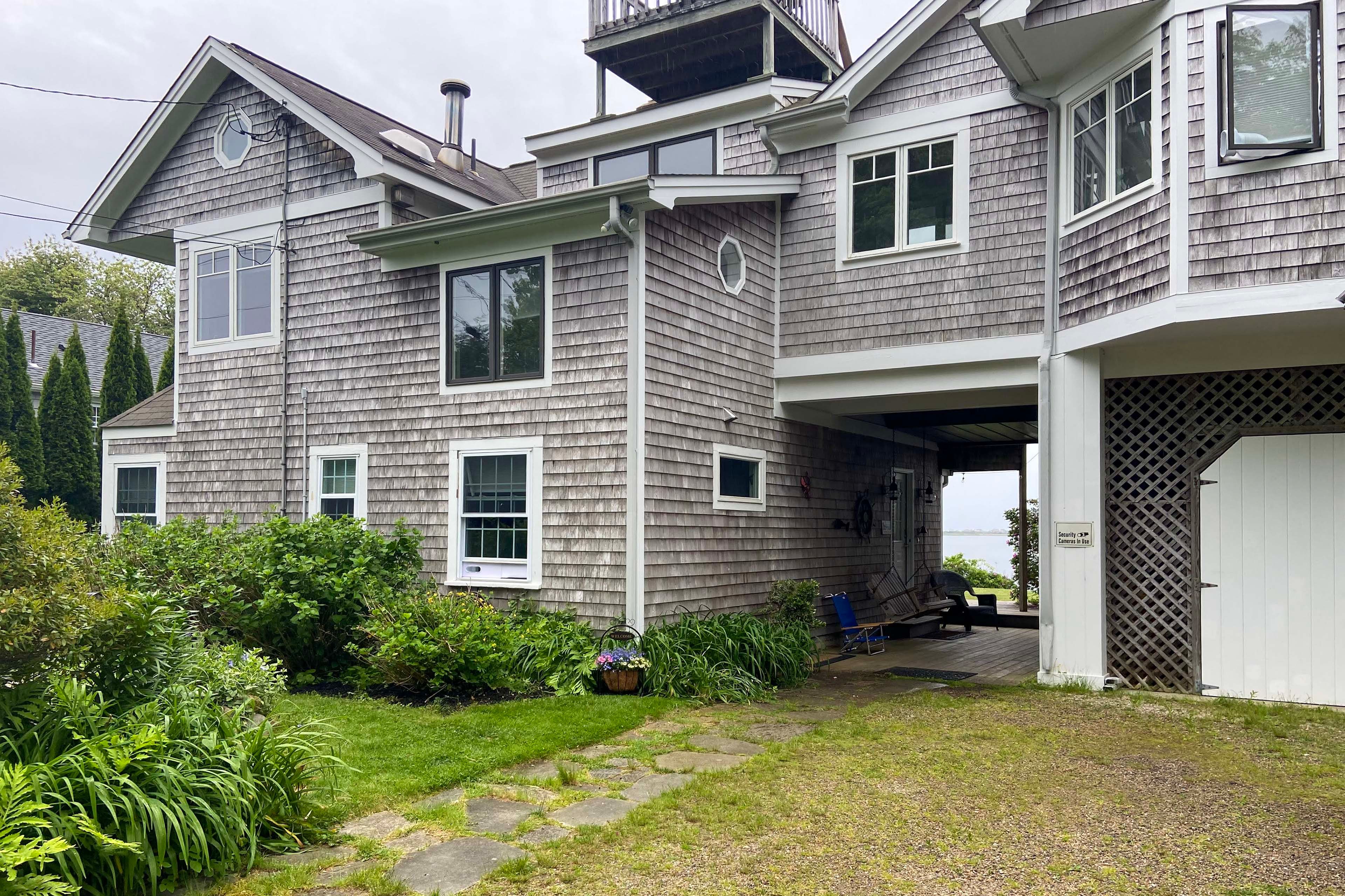 Exterior | Parking | Driveway
