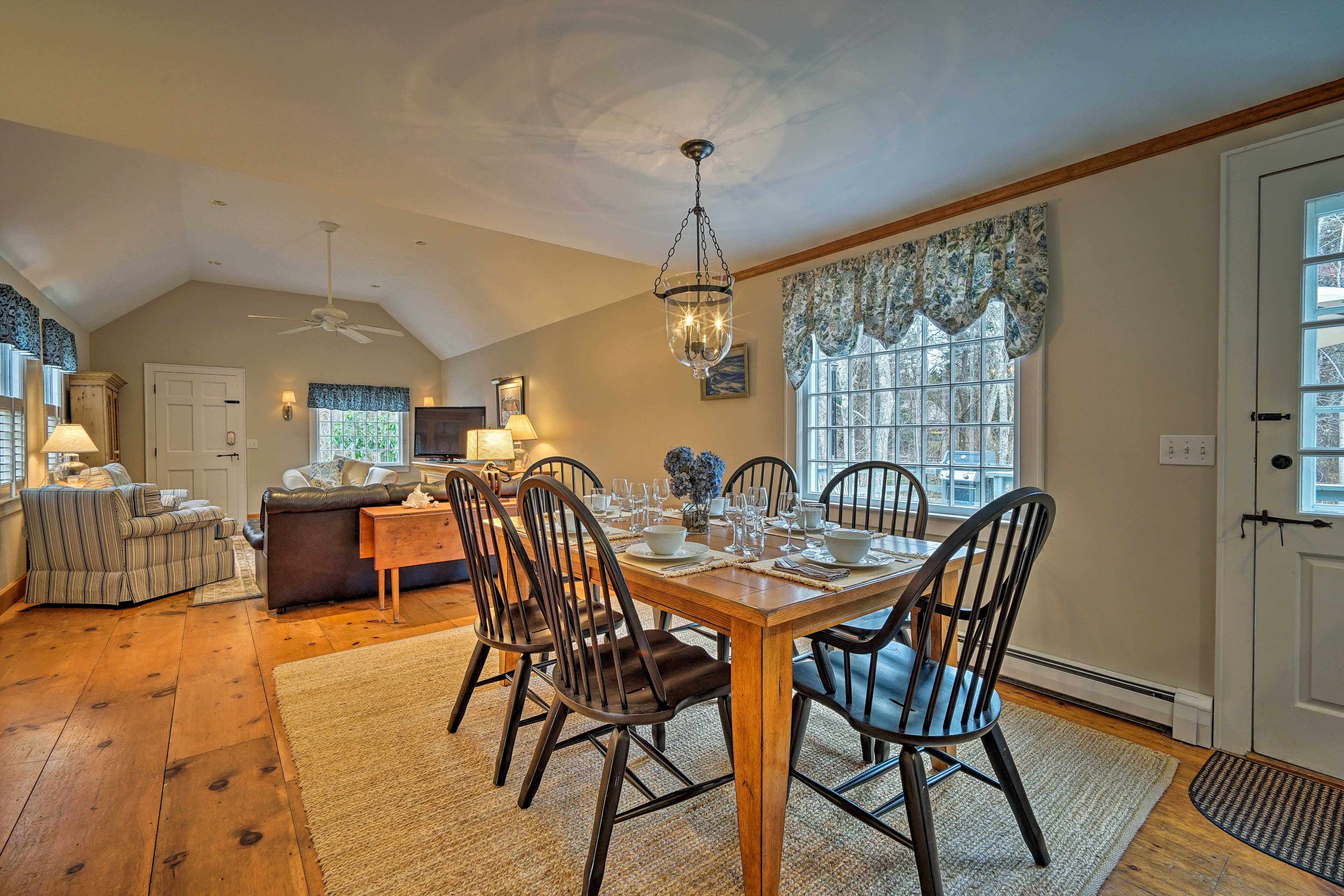 Dining Area | Dishes & Flatware Provided