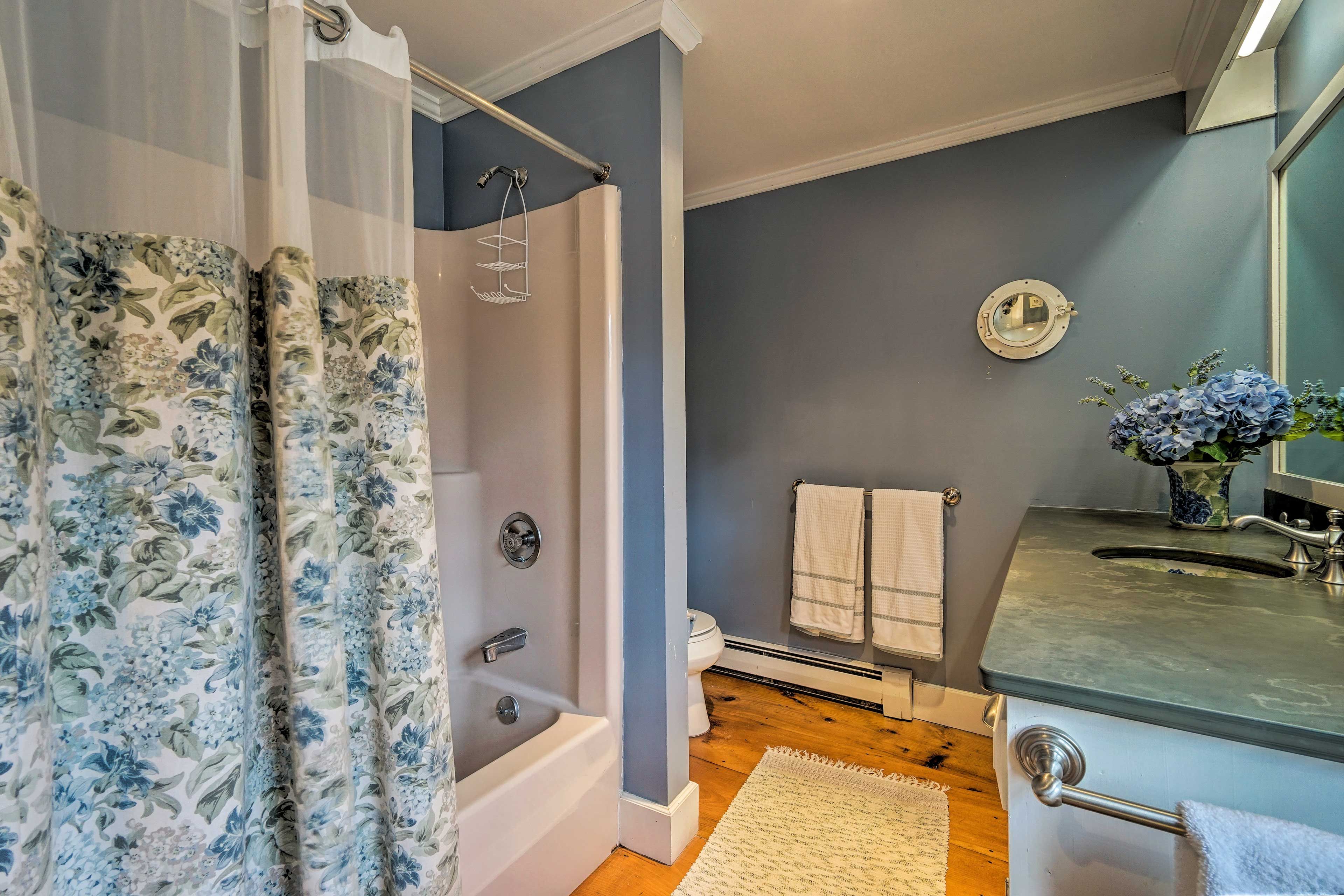 En-Suite Bathroom | Towels & Linens Provided