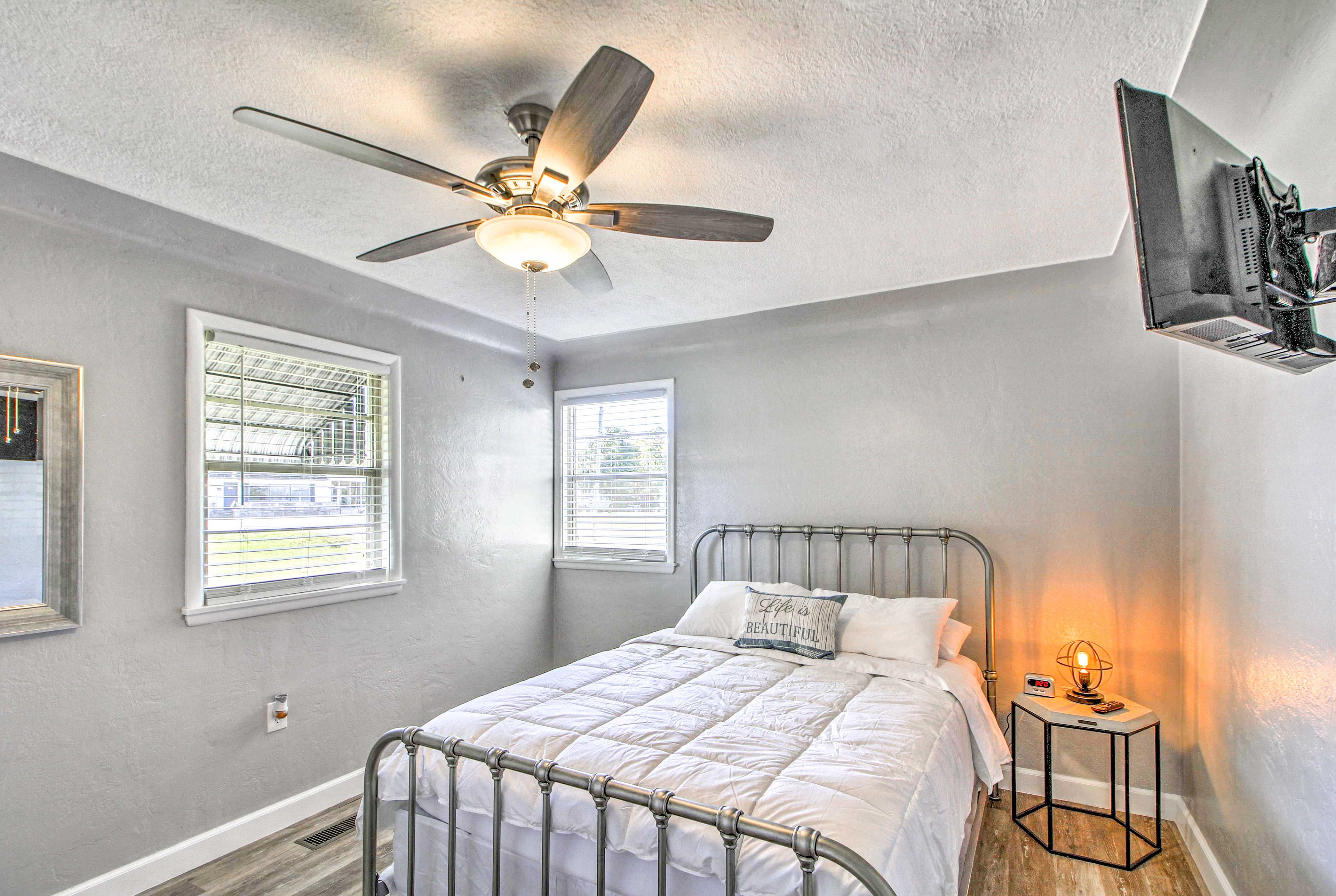Bedroom 1 | Queen Bed