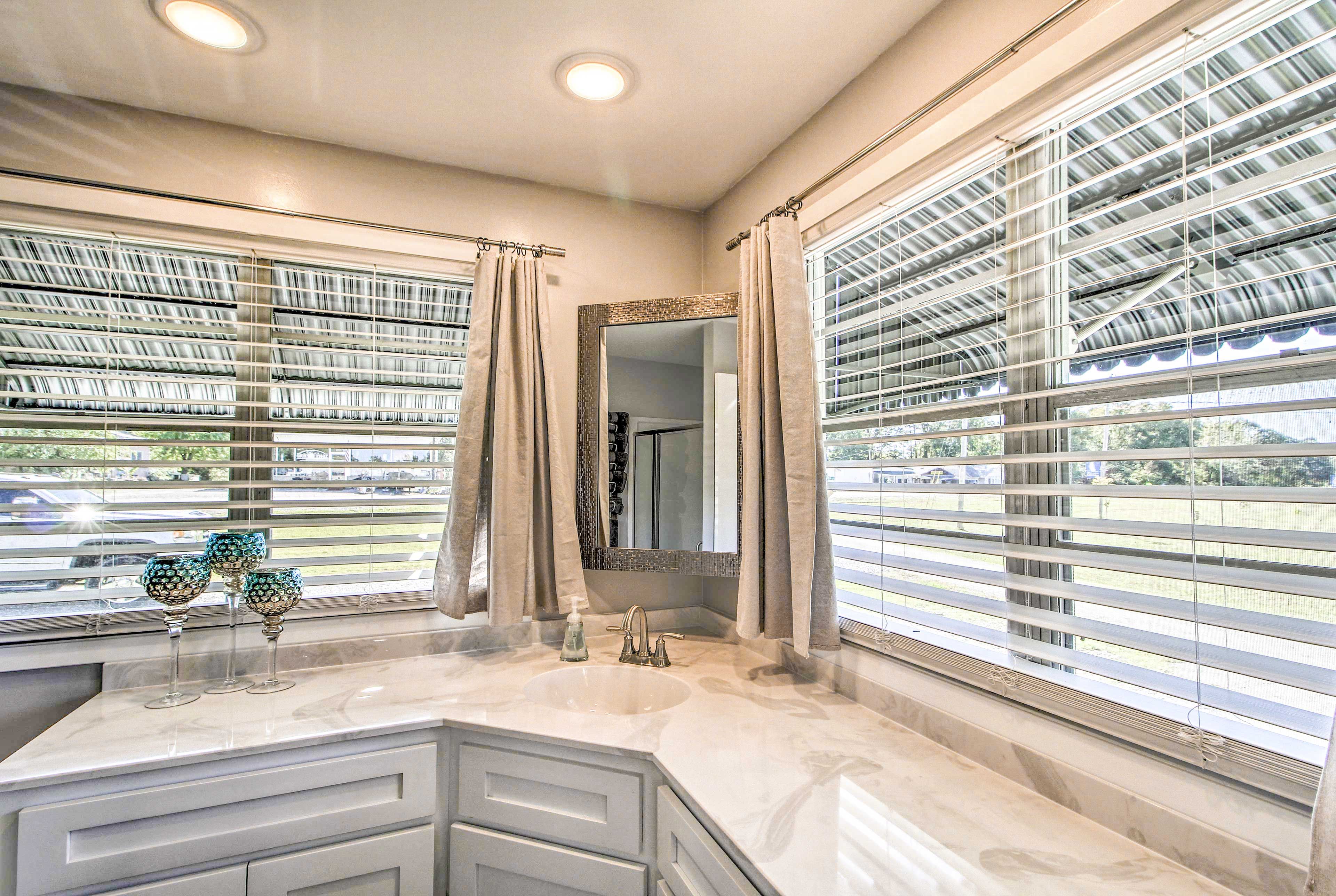 Full Bathroom | Toiletries Provided