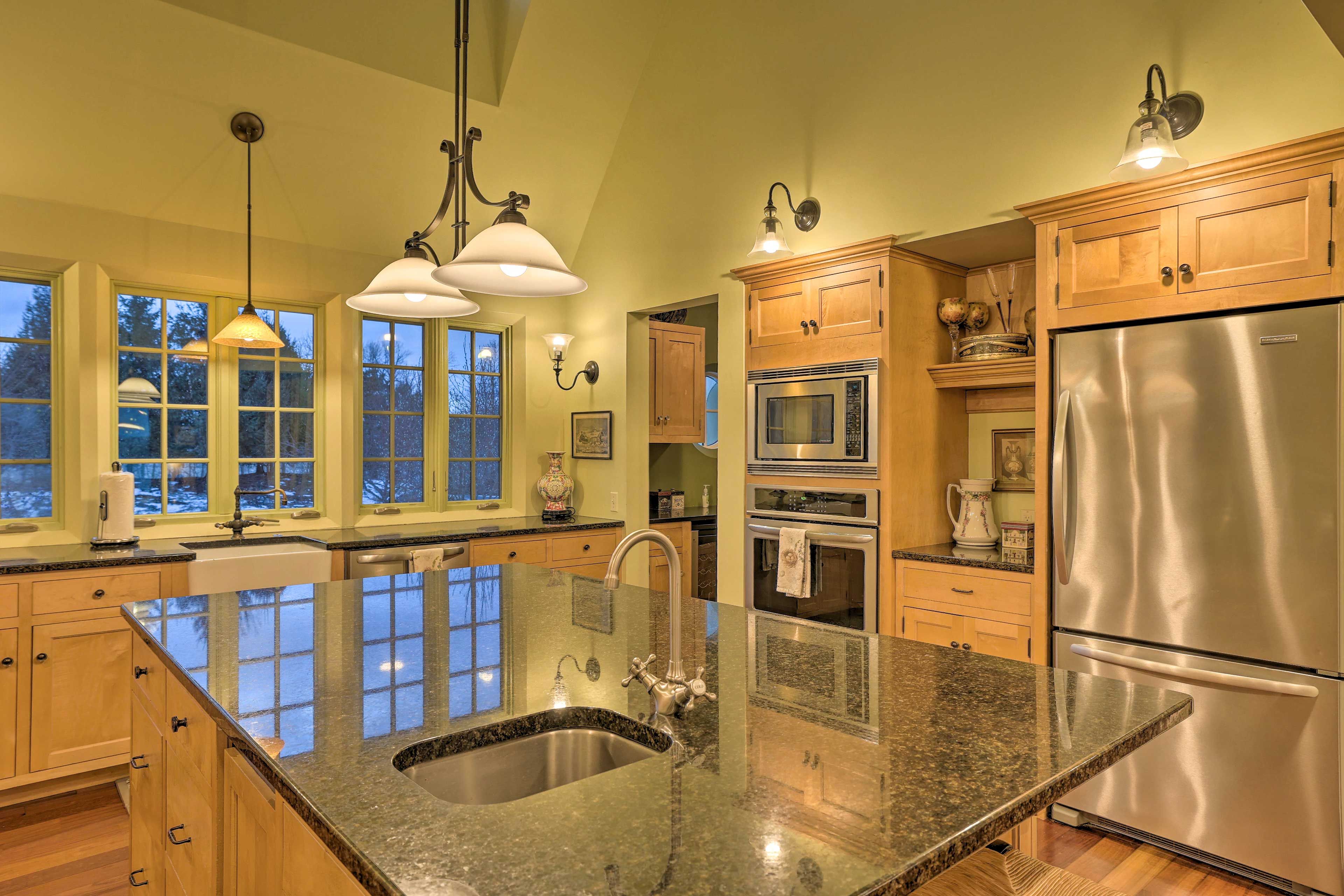 Kitchen | Complimentary Spices | Crockpot | Toaster