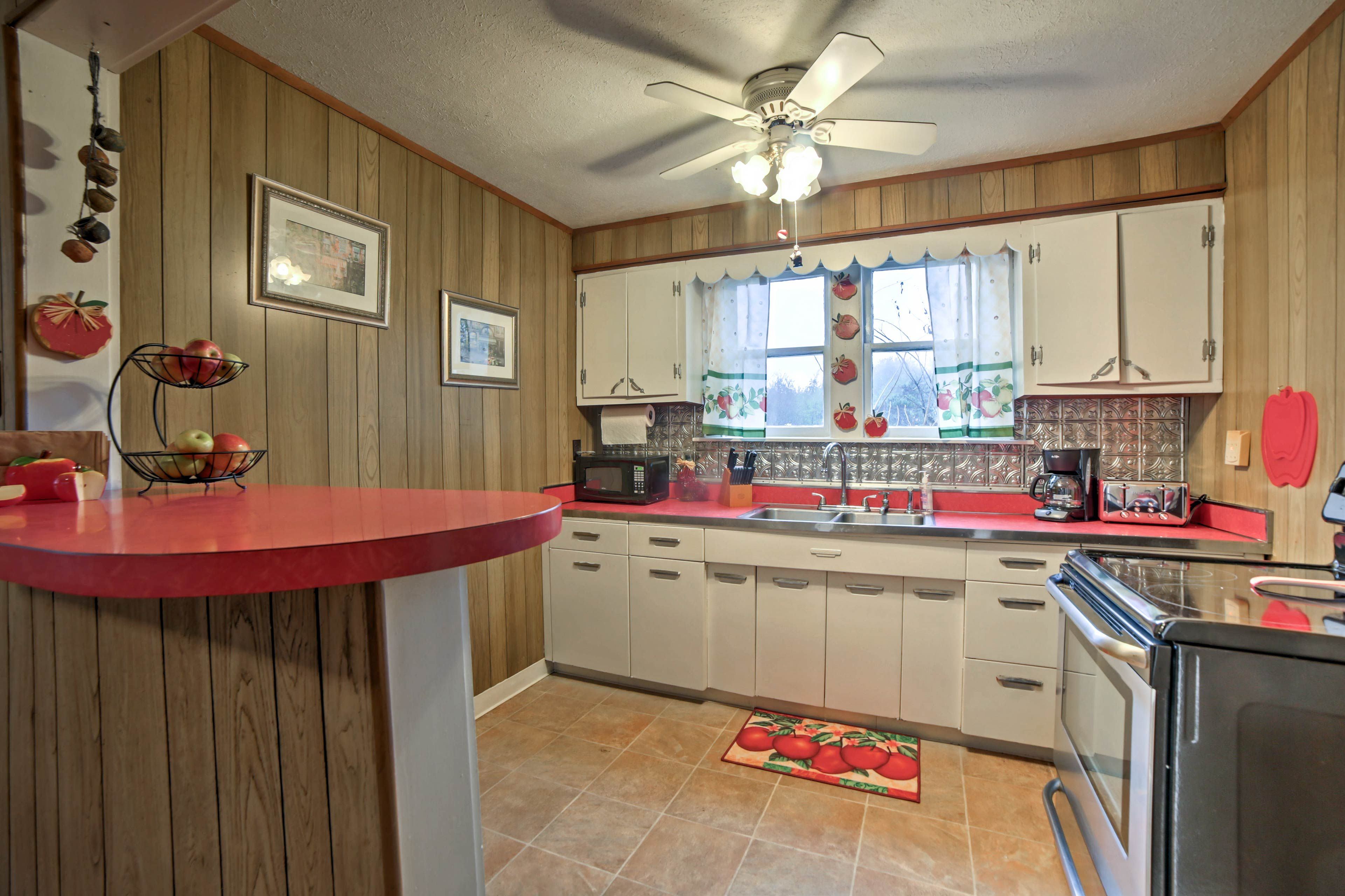 The well-equipped kitchen makes it easy to prepare meals everyone will love!