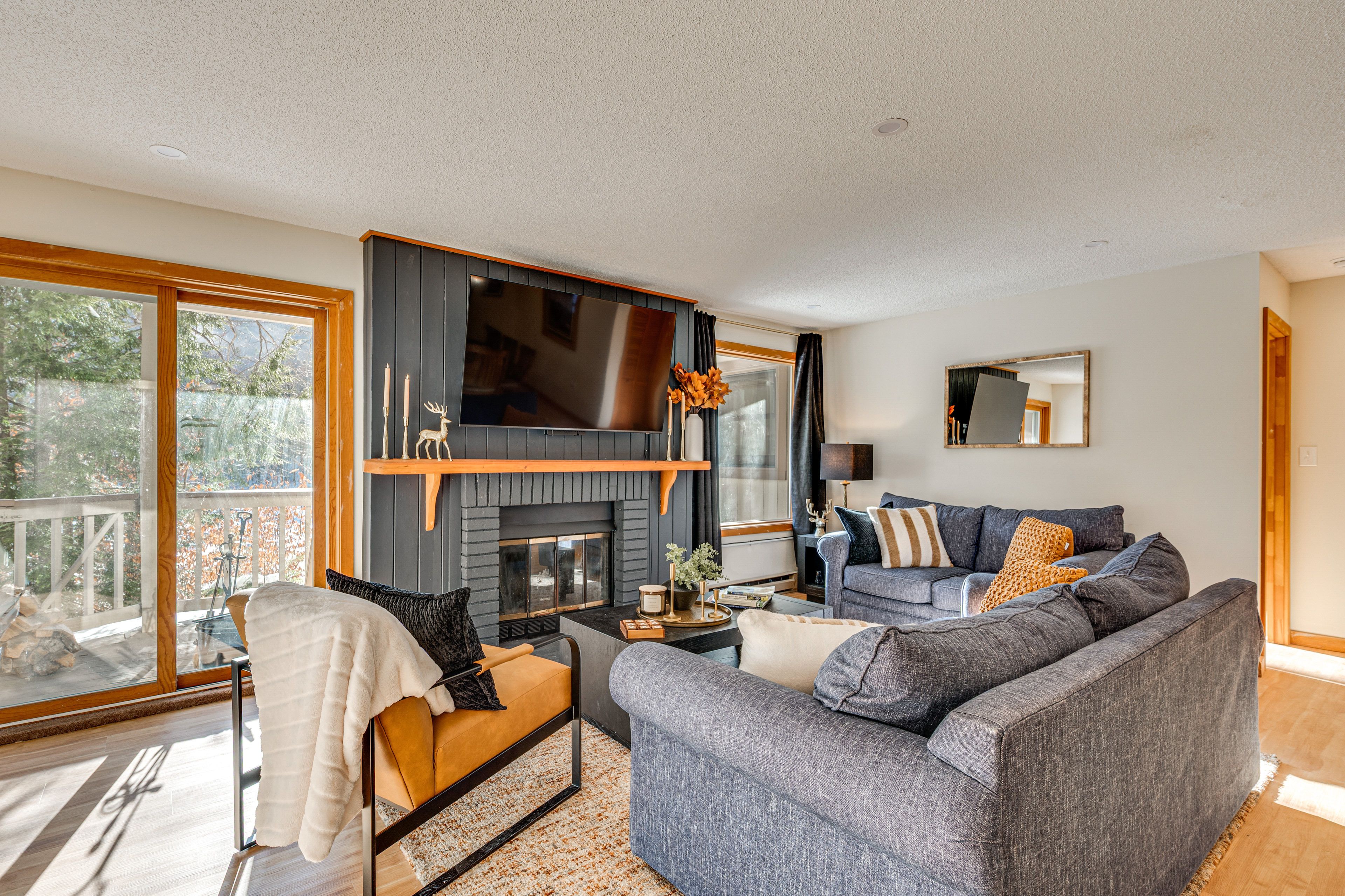 Living Room | Free WiFi | Queen Air Mattress | Sleeper Sofa