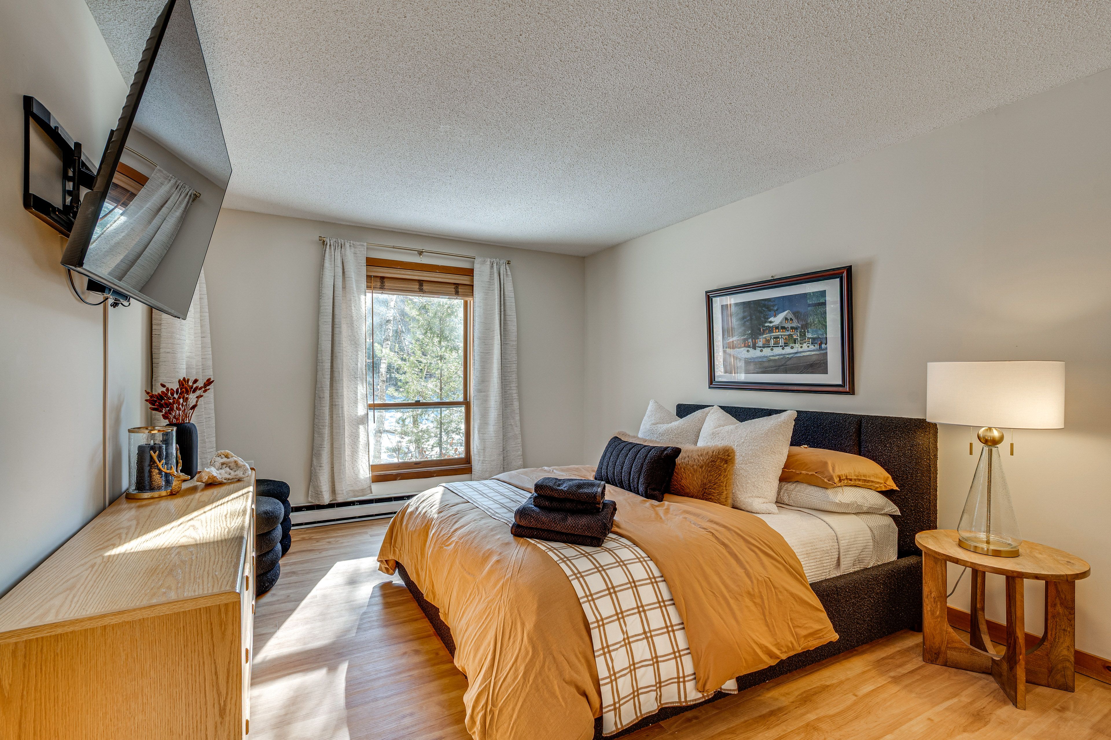 Bedroom 1 | Queen Bed