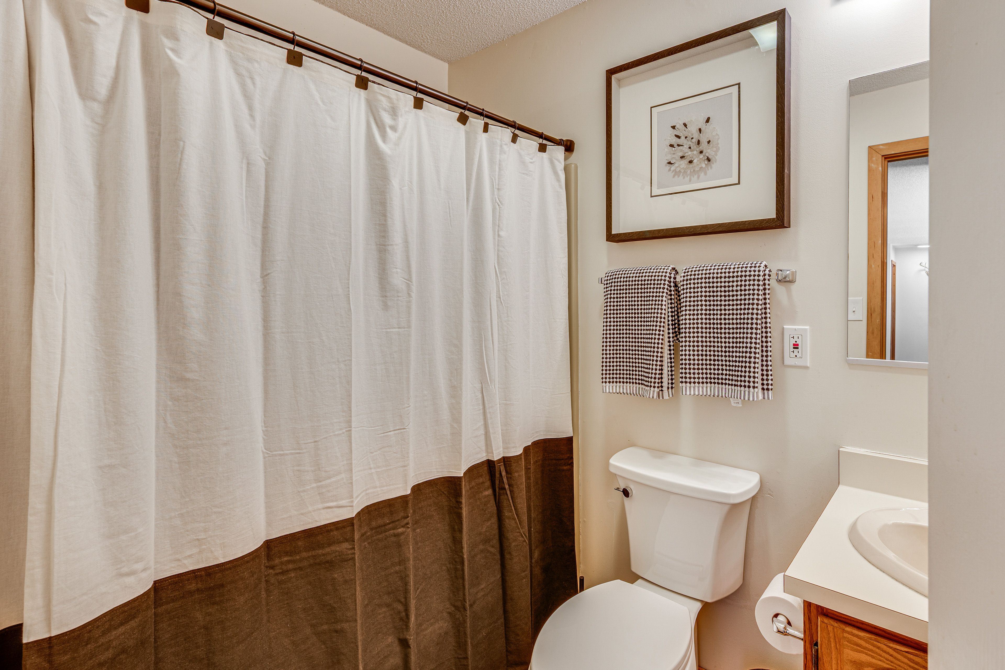 Full Bathroom | Complimentary Toiletries