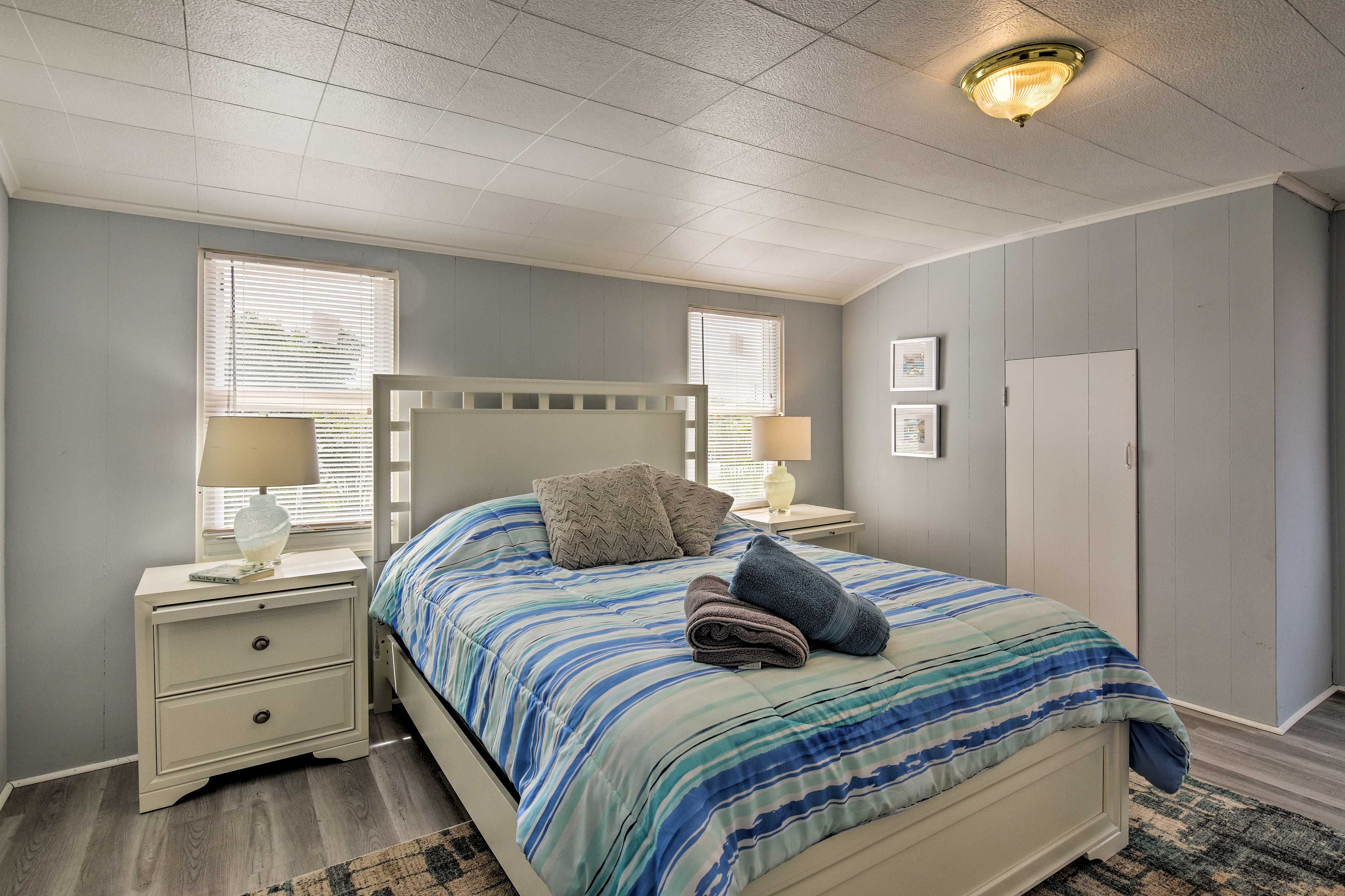 This room also includes a queen bed.