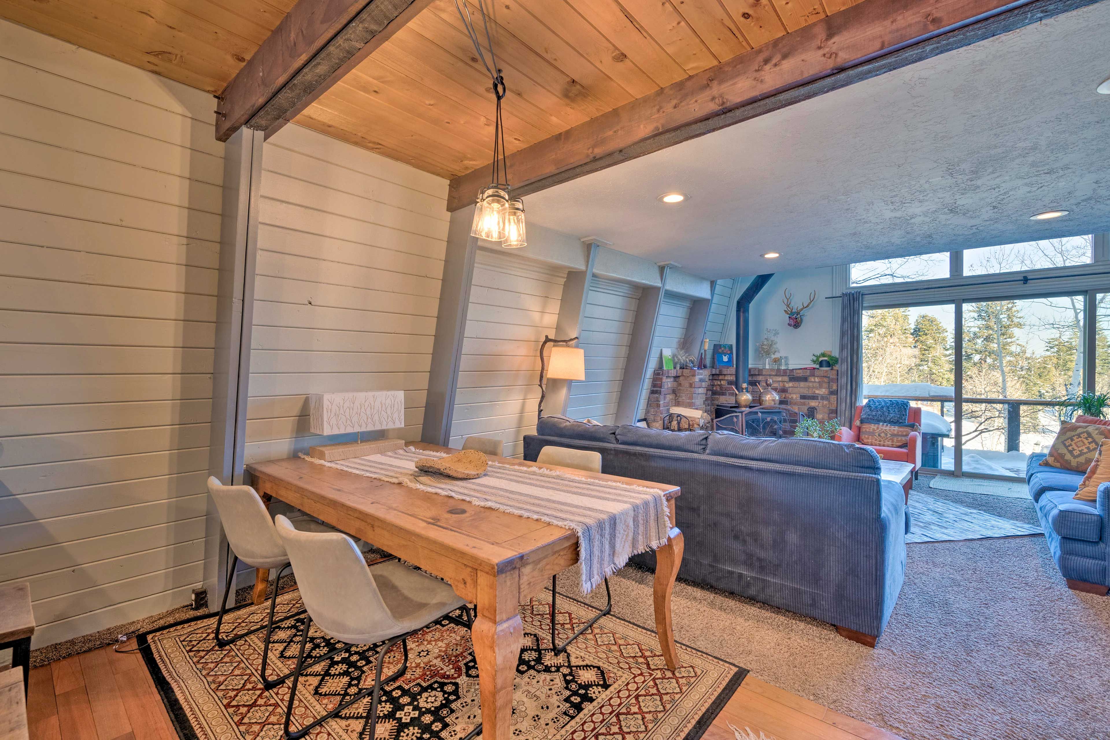 Dining Area | Dishware/Flatware Provided