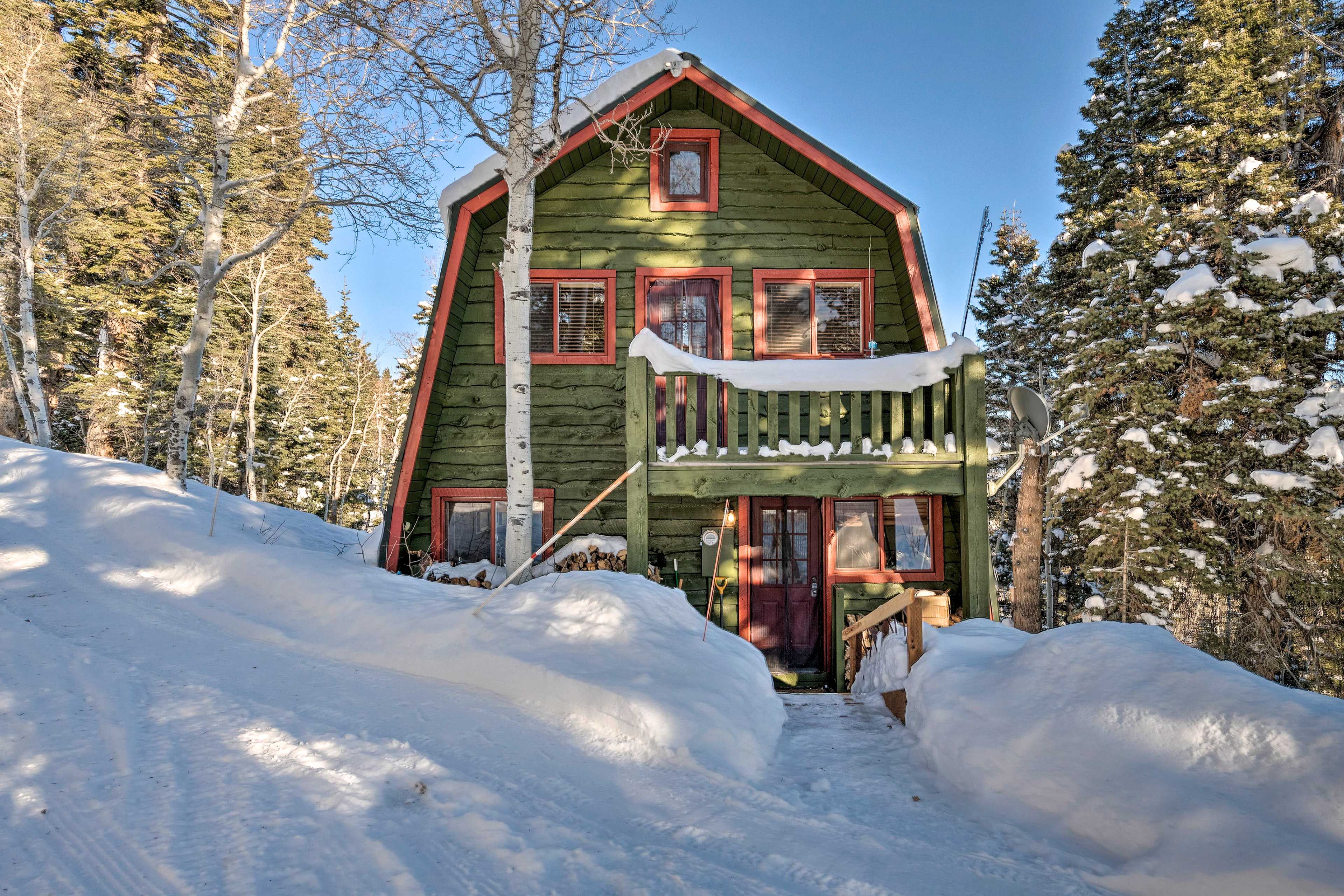 Exterior | Driveway (4 Vehicles) | 4WD/AWD Required in Winter