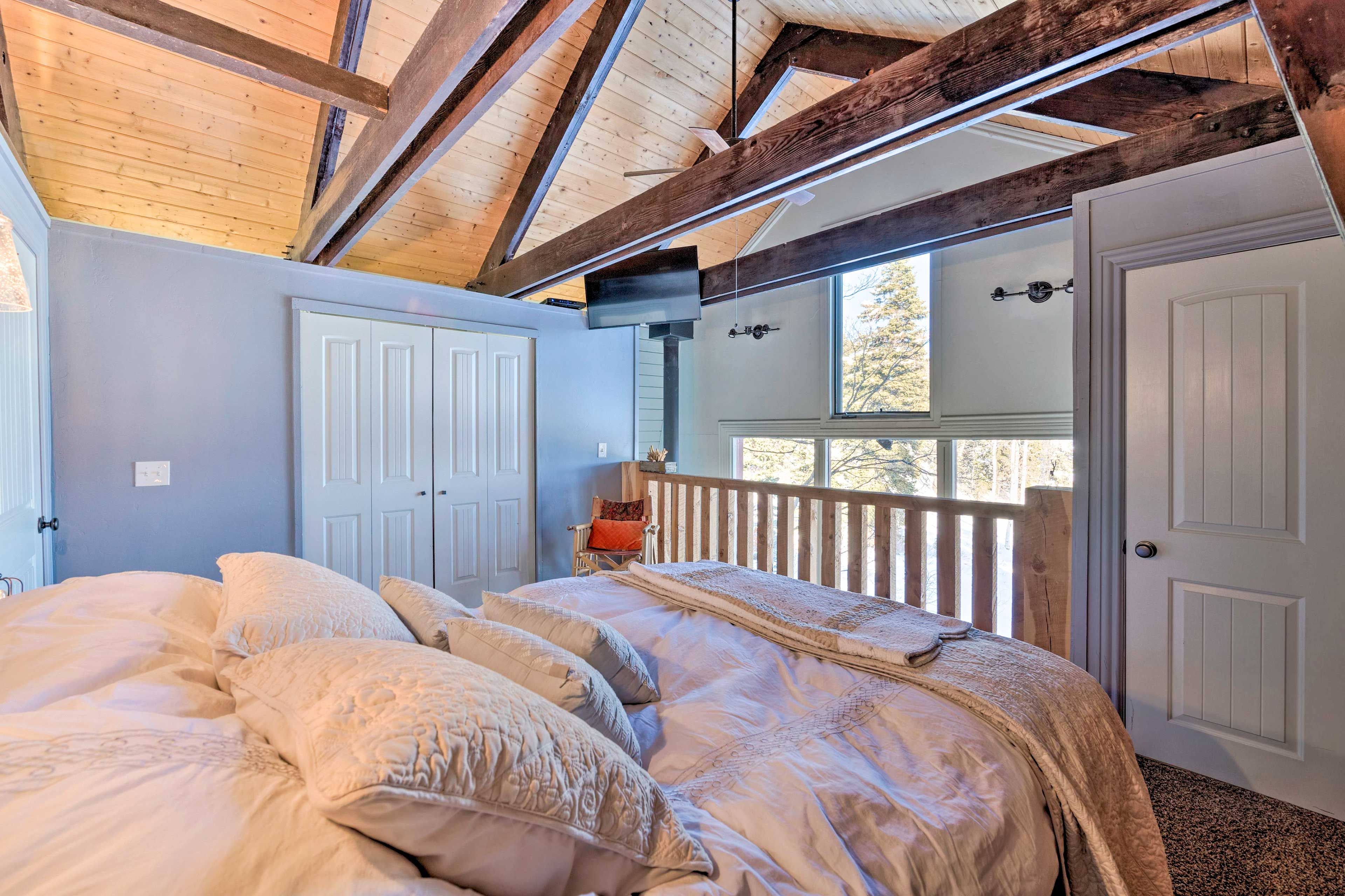 Bedroom 1 (Loft) | Queen Bed | Smart TV