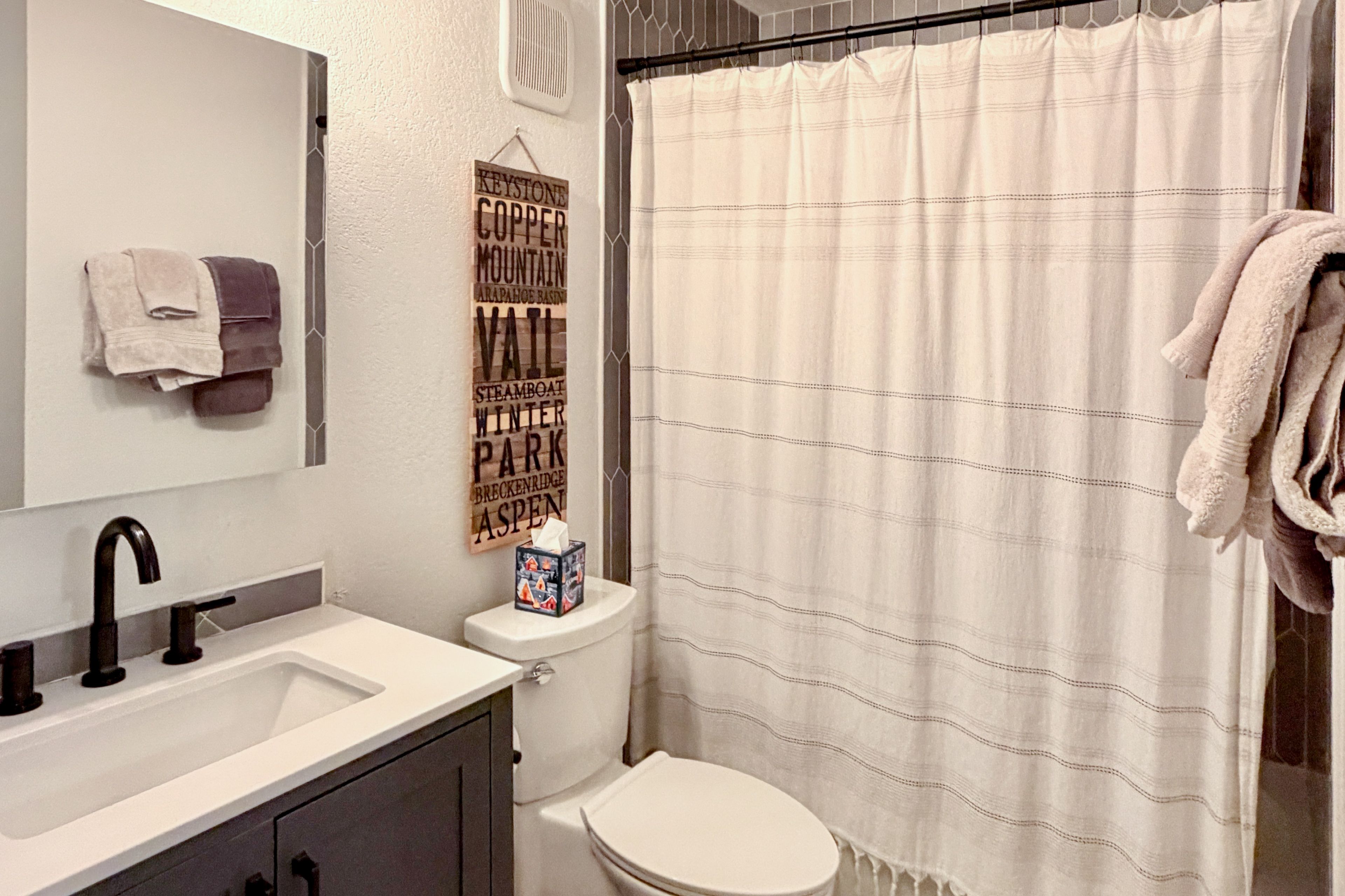 Full Bathroom | Toiletries & Towels Provided