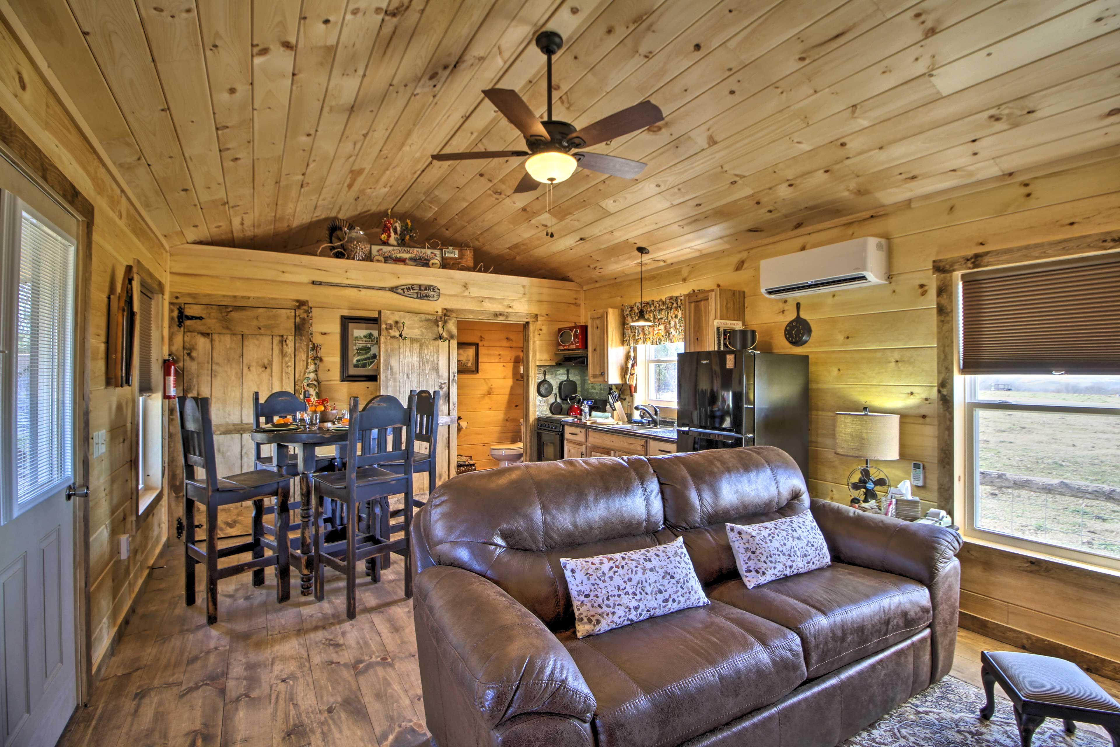 Living Room | Free WiFi | Mini-Split A/C & Heating | Smart TV
