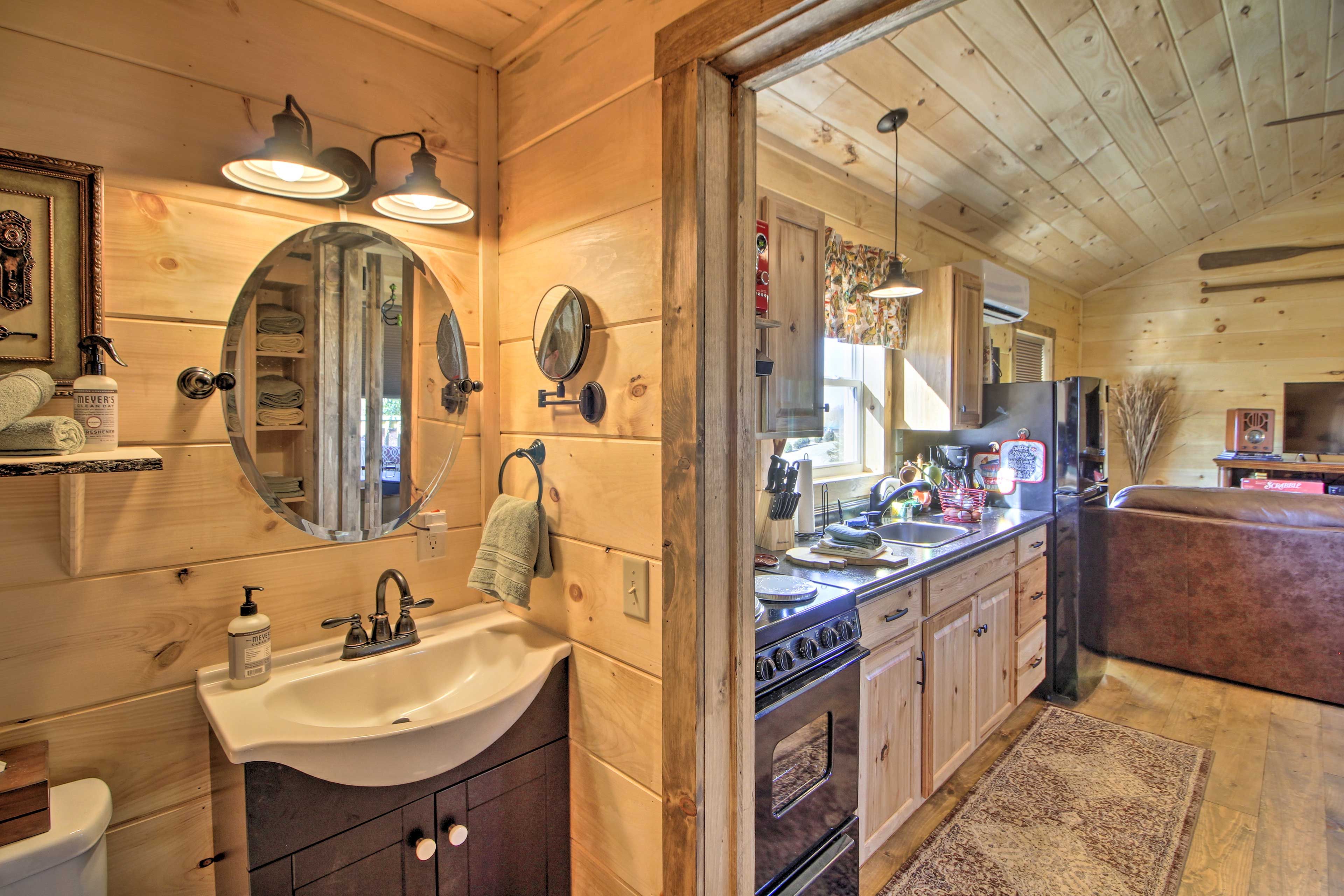 Full Bathroom | Toiletries & Towels Provided