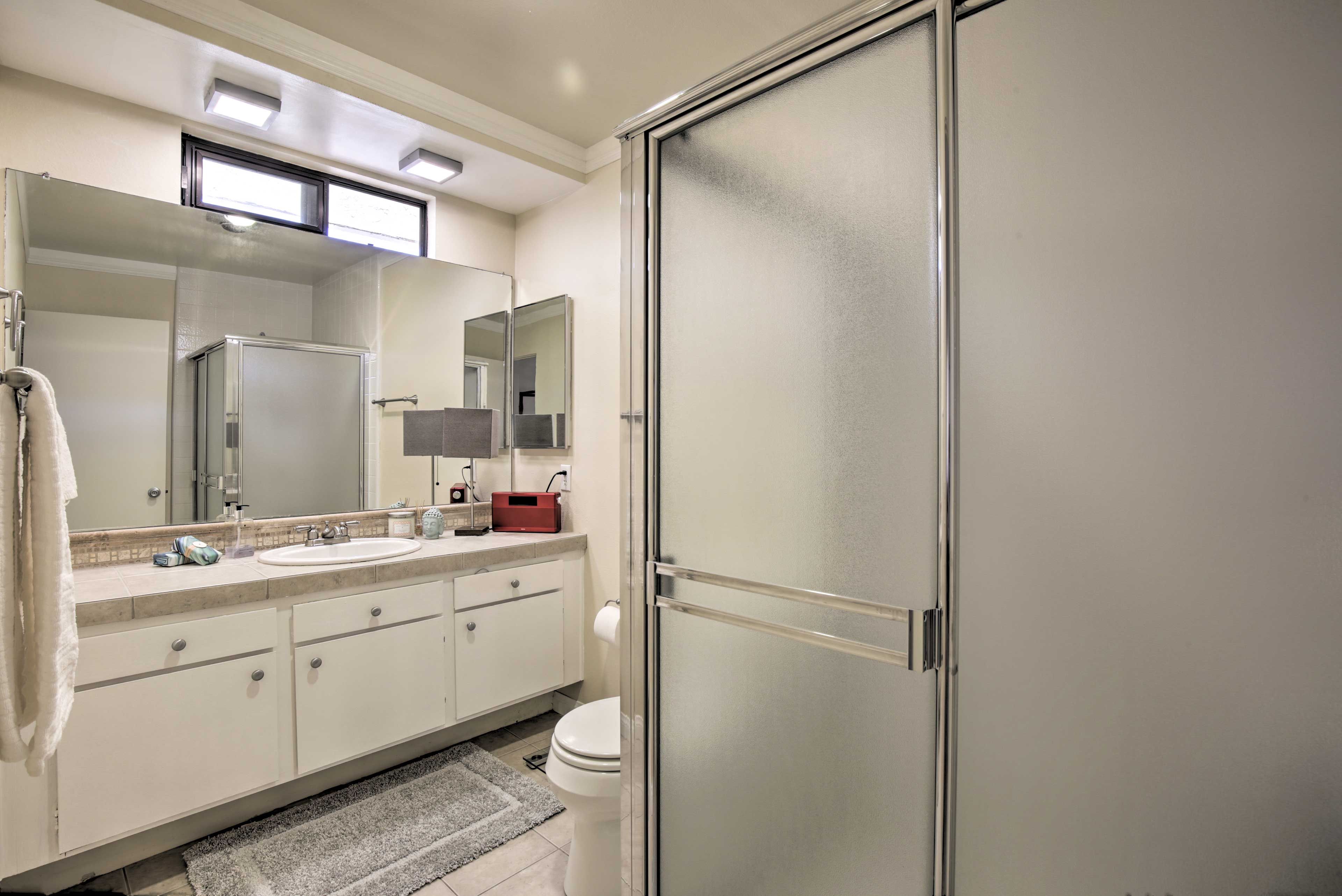 This en-suite bathroom is endlessly convenient.