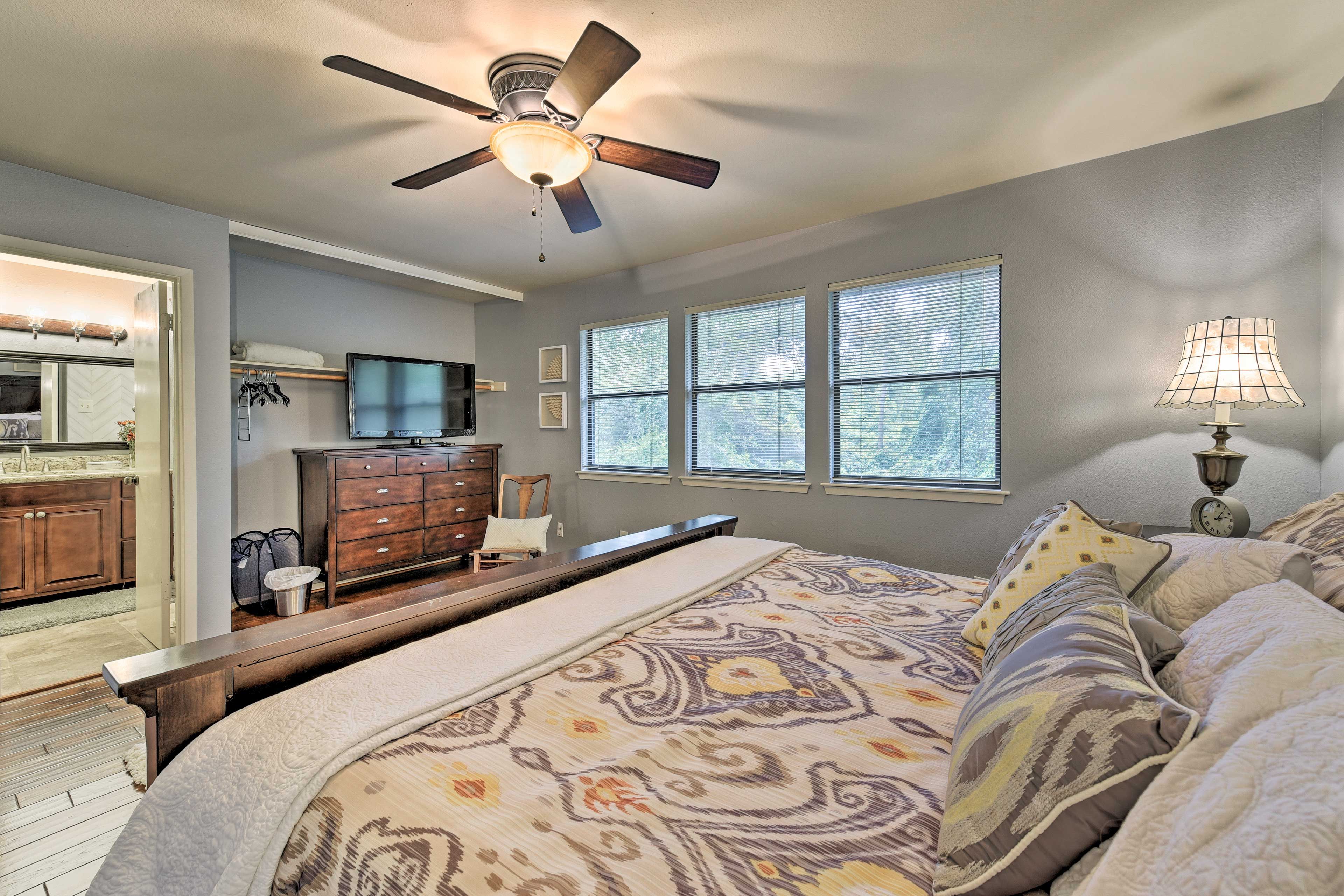 Bedroom 1 | TV w/ Roku | En-Suite Bathroom