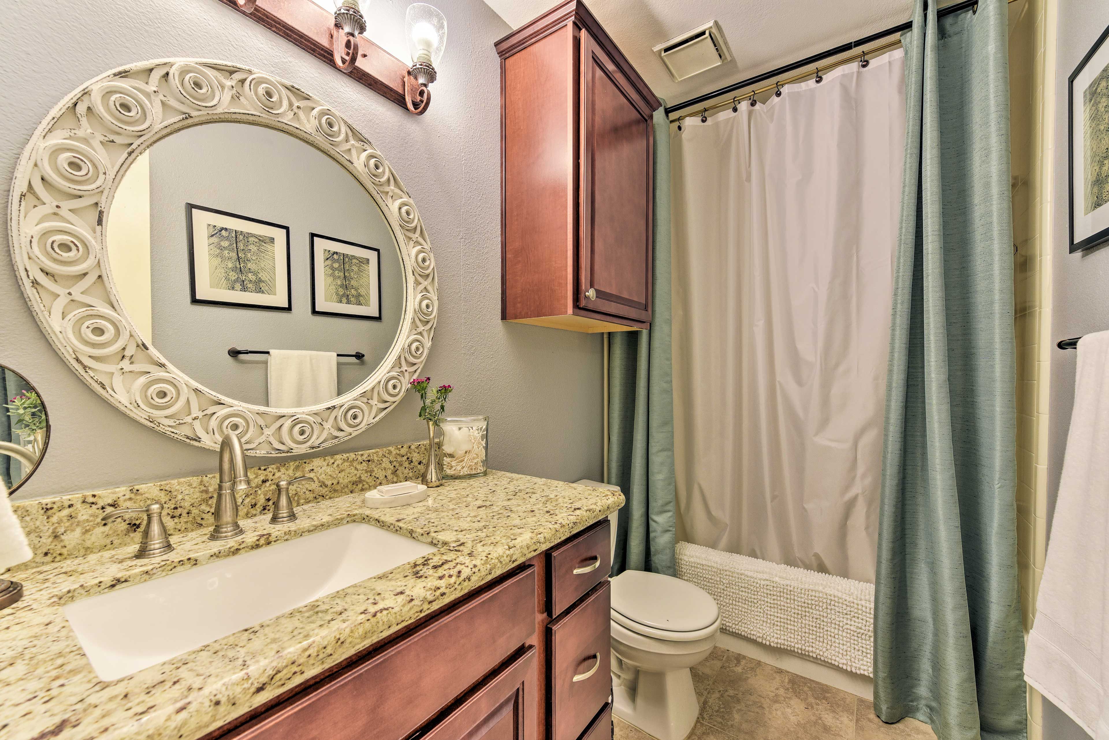 Full Bathroom | Towels Provided | Complimentary Toiletries