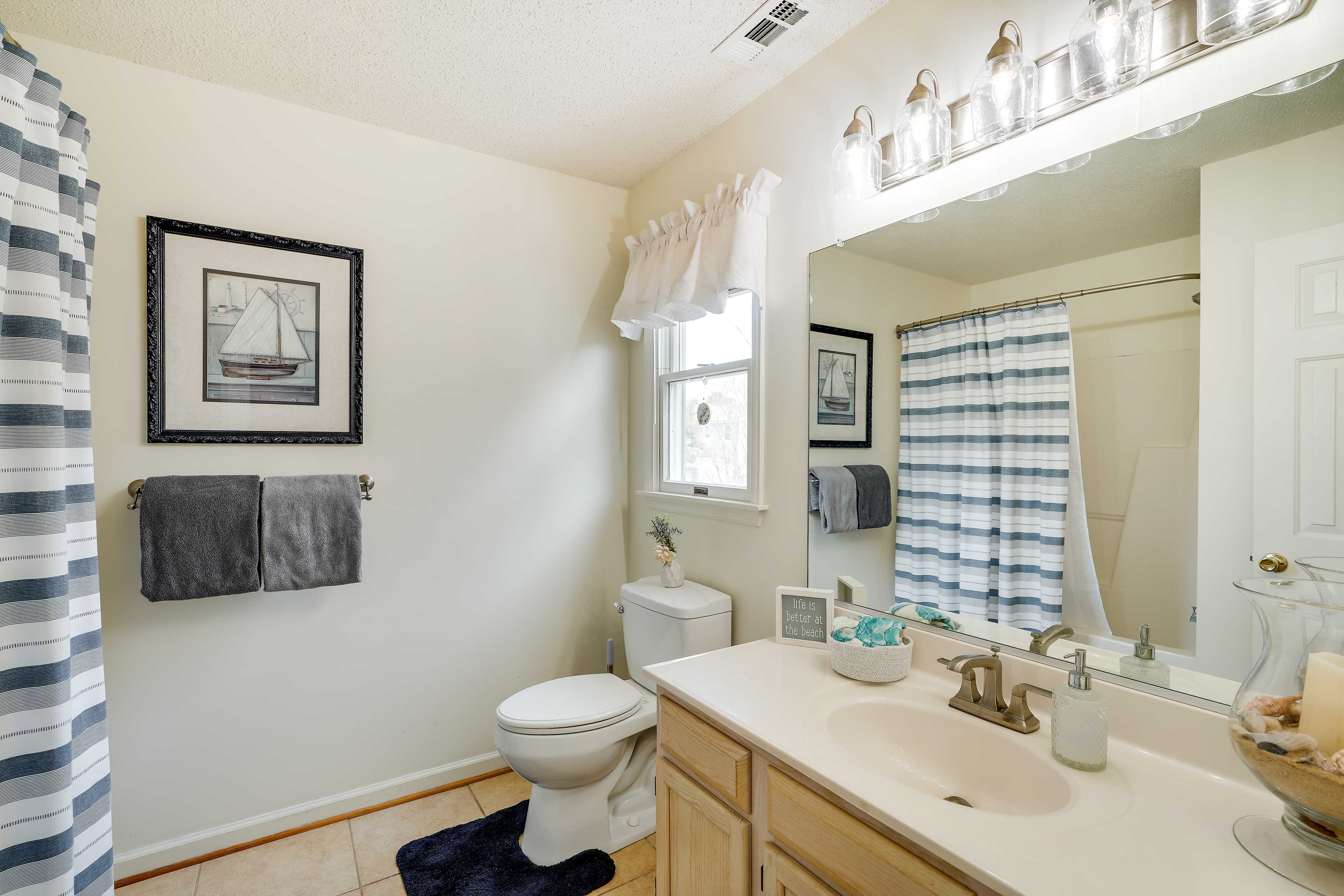 Full Bathroom | Complimentary Toiletries | Towels Provided