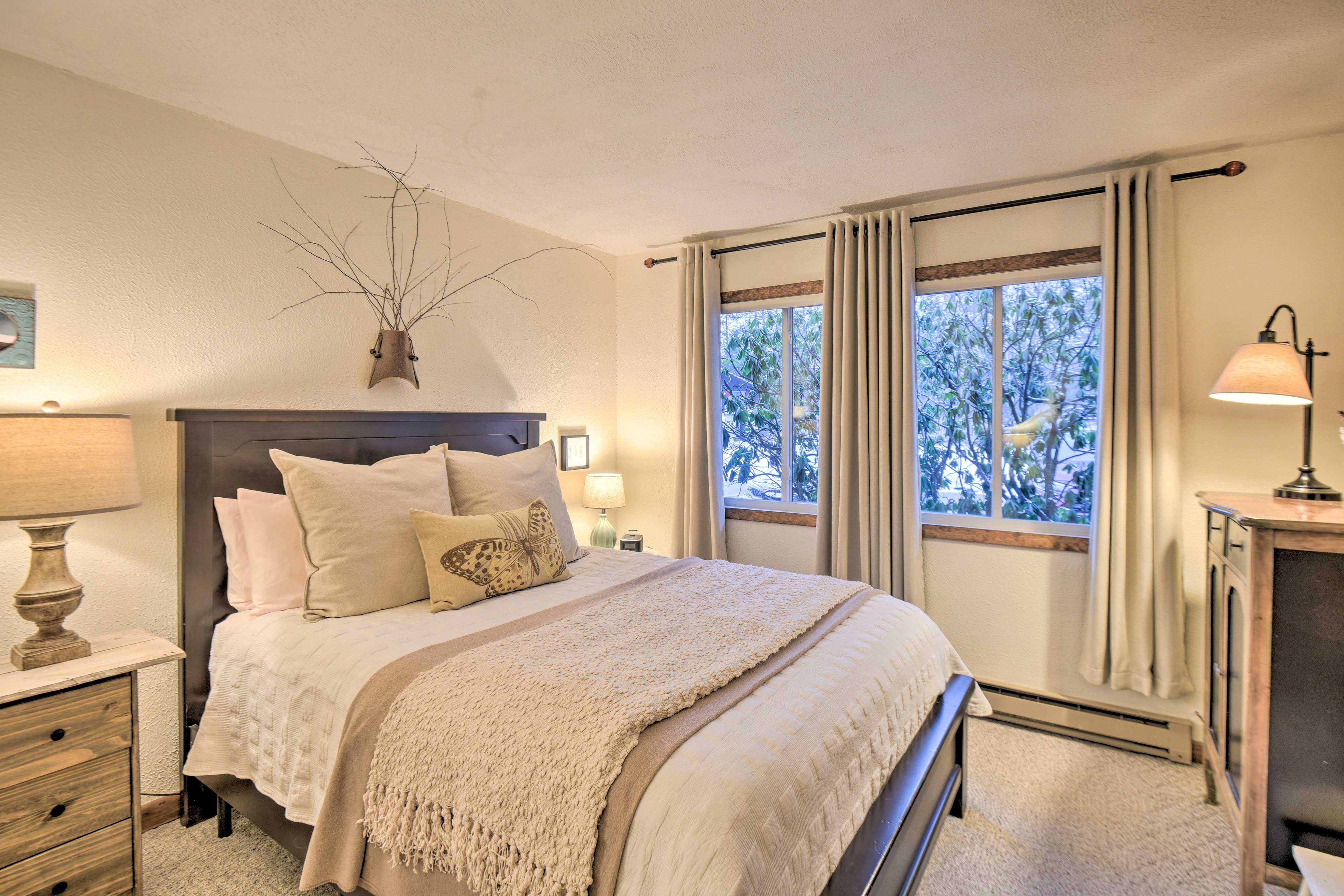 Bedroom | Queen Bed