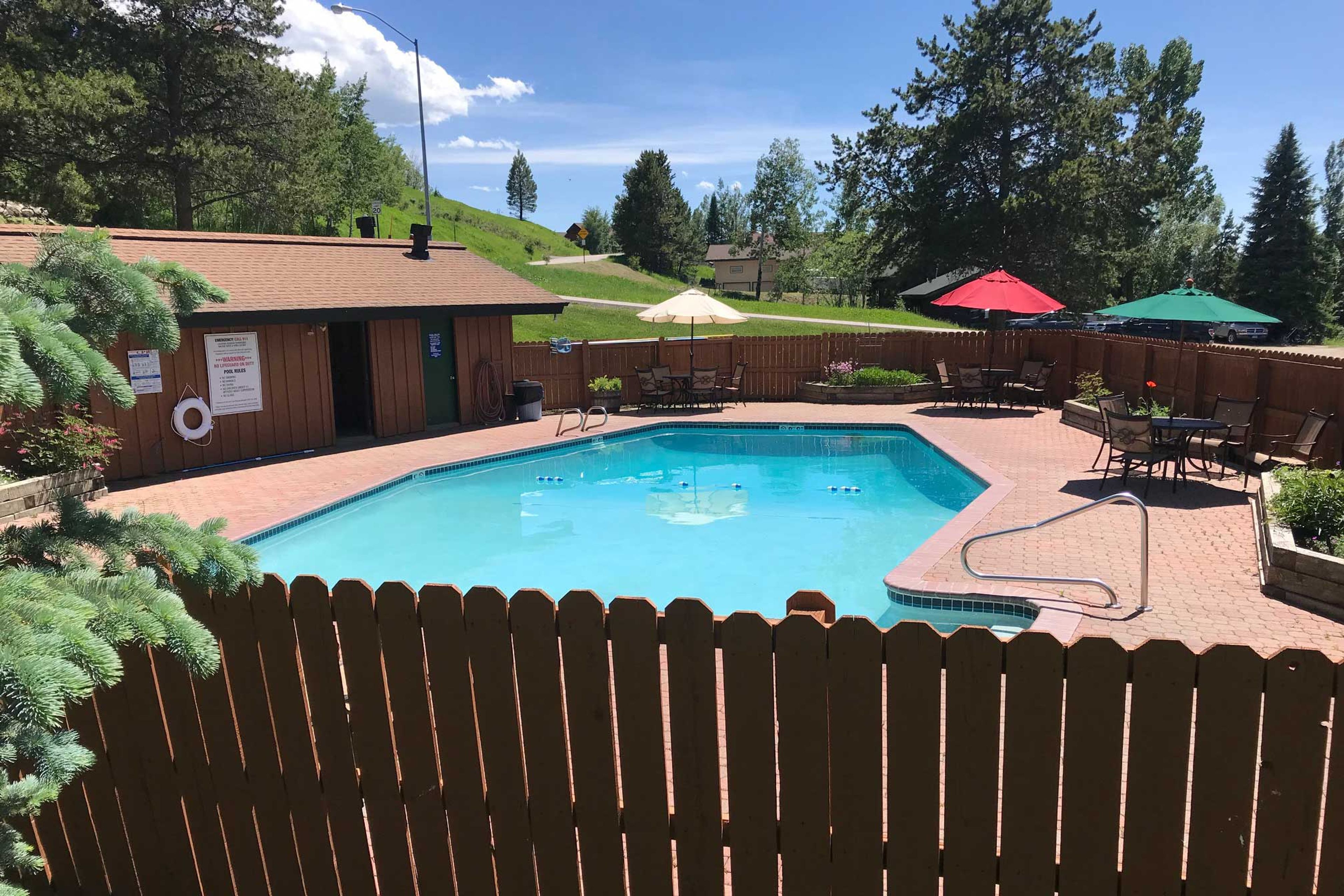 Community Amenities | Outdoor Pool