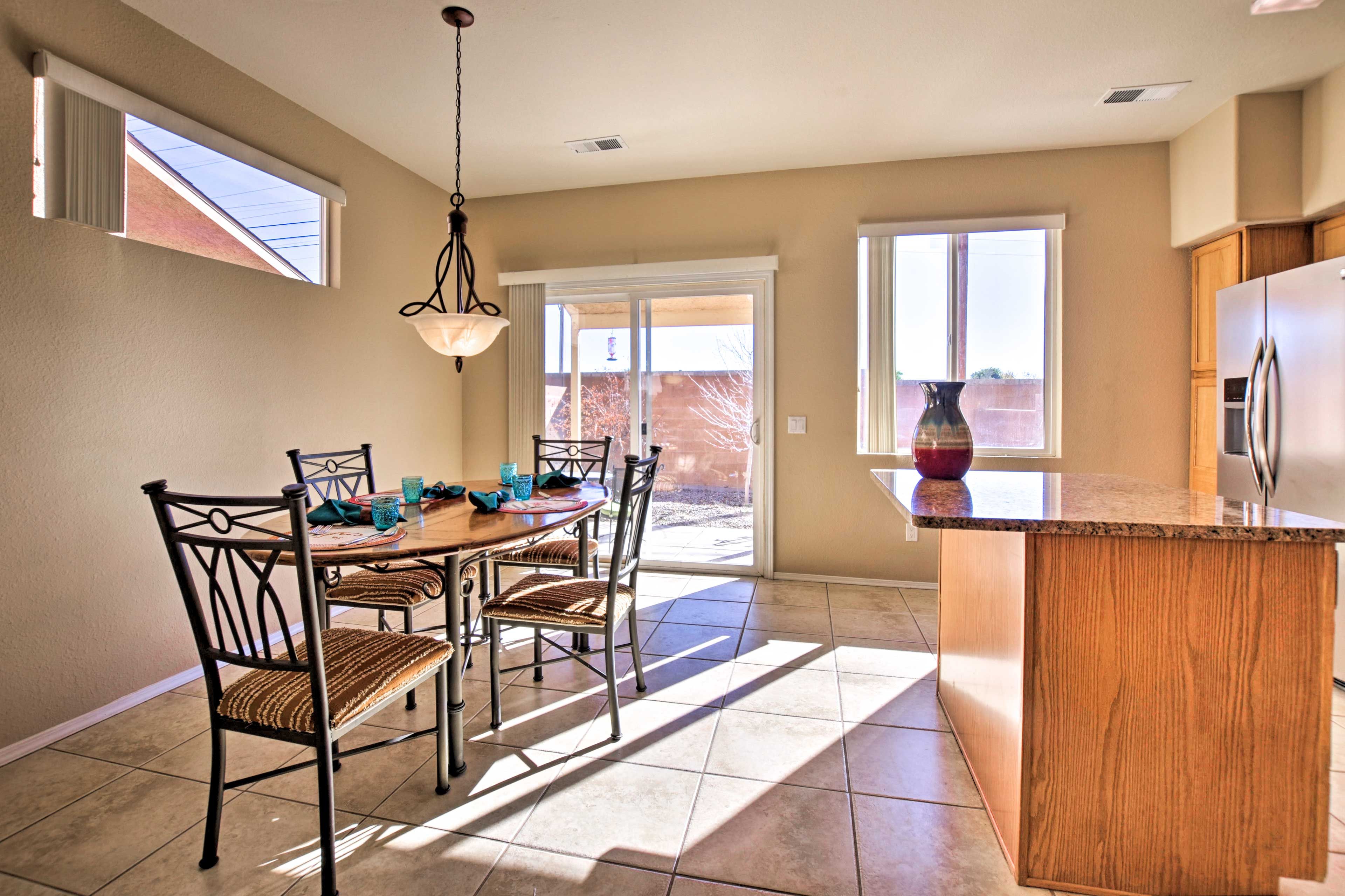 Gather around the lovely 4-person dining table to eat a tasty homemade meal.